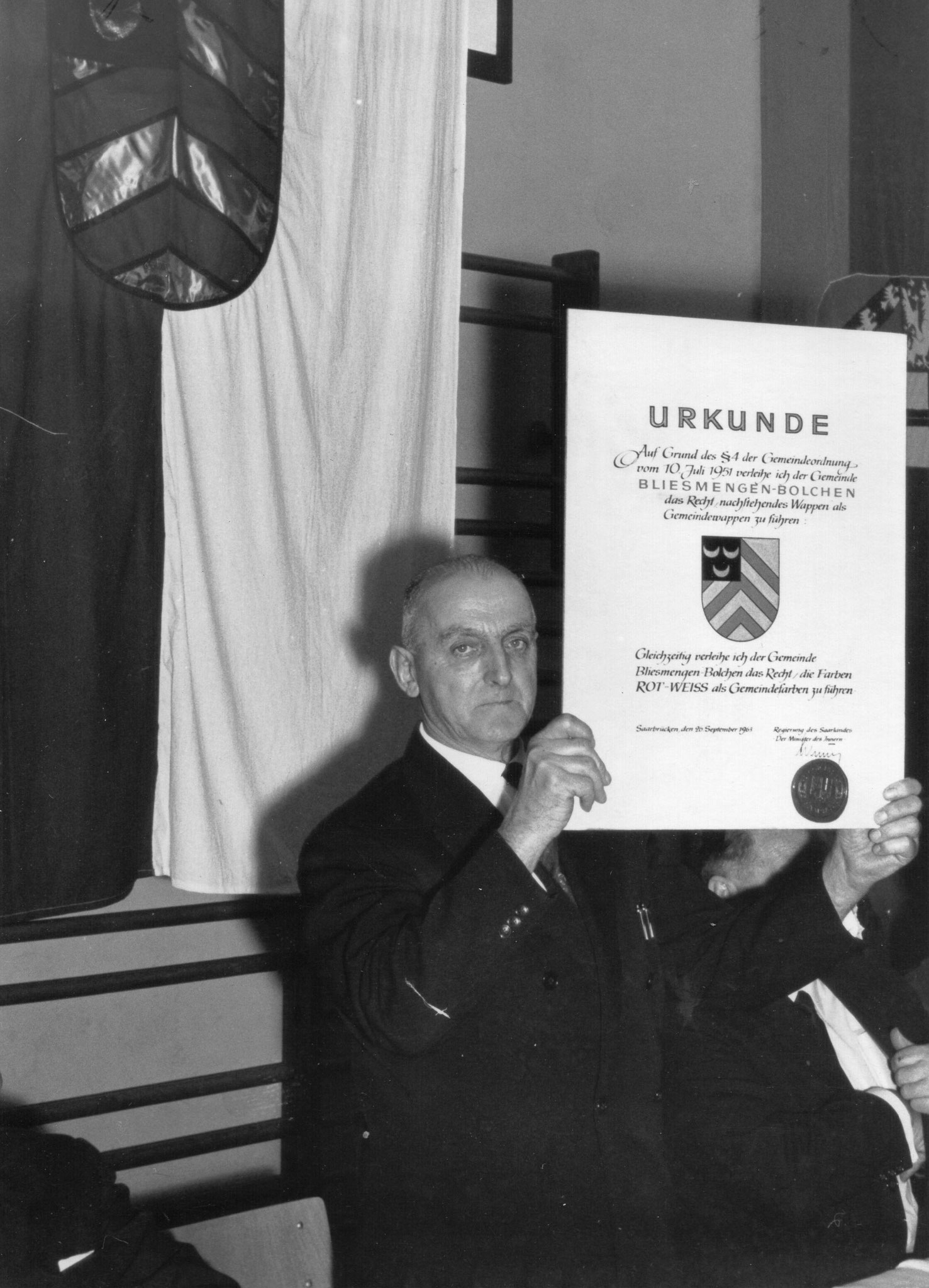 Verleihung des Dorfwappens an Bürgermeister Theodor Bachmann durch das Saarländische Innenministerium am 26.09.1963