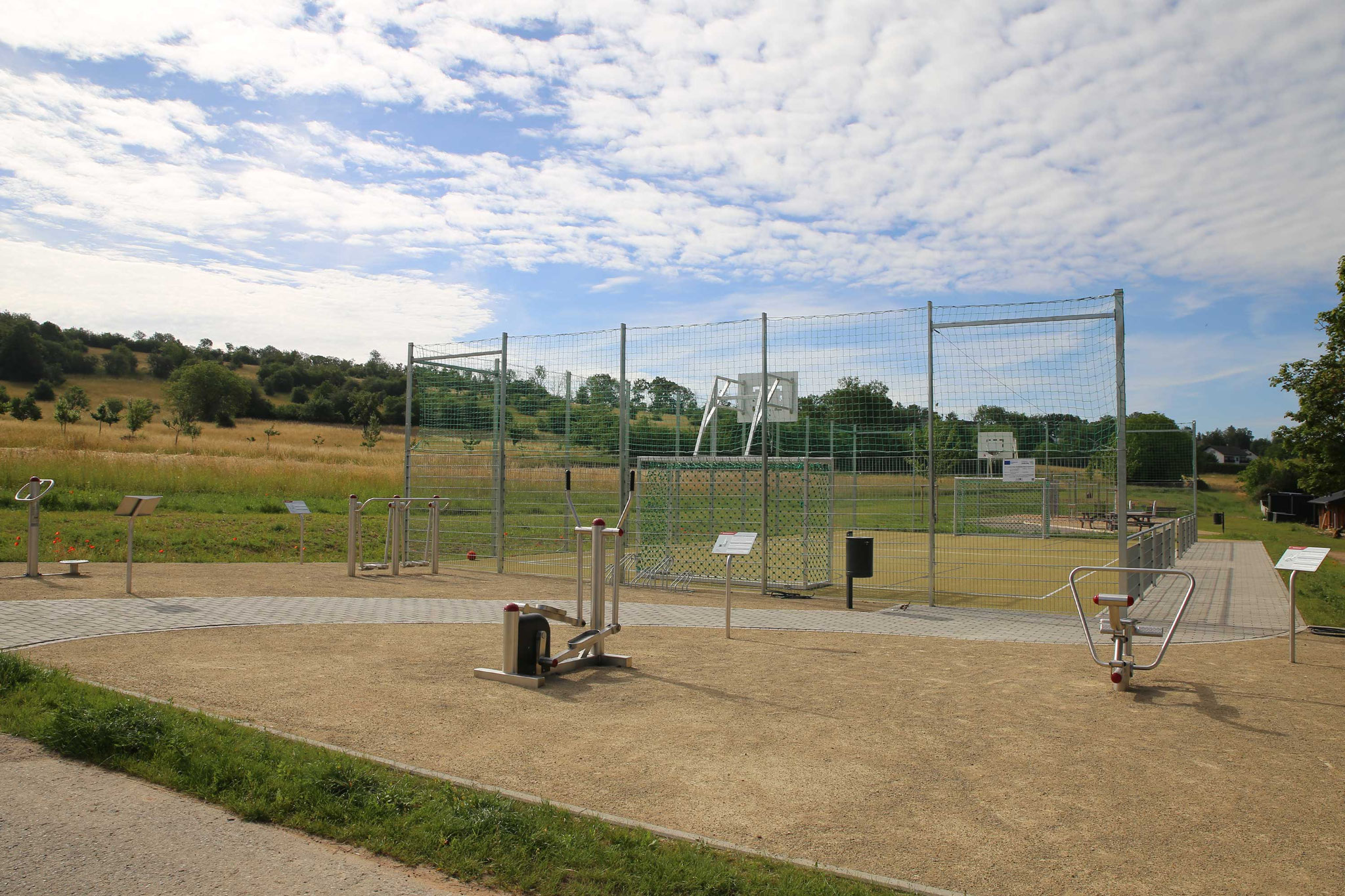 Vorderer Bereich mit Outdoor-Fitnessgeräten und Multifunktionsfeld