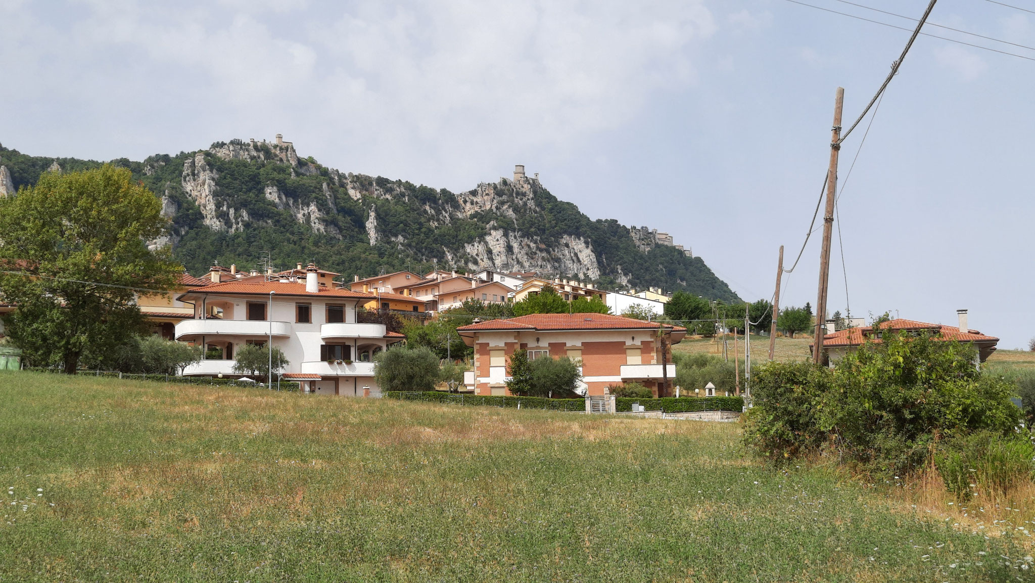 Blick auf Steilhang und Festung von San Marino