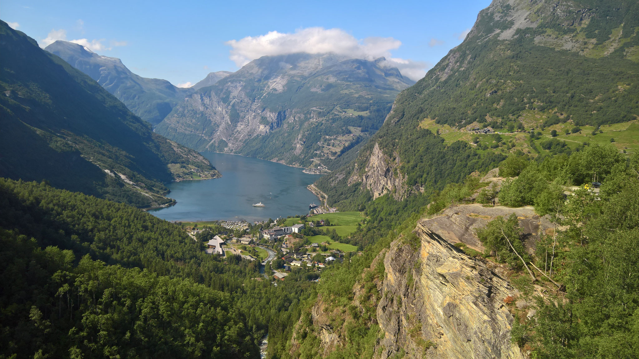 Blick auf Geiranger mit Fjord