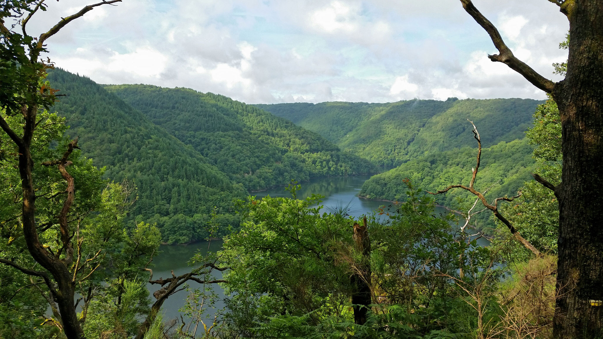 Vue sur la retenue du barrage du chastang