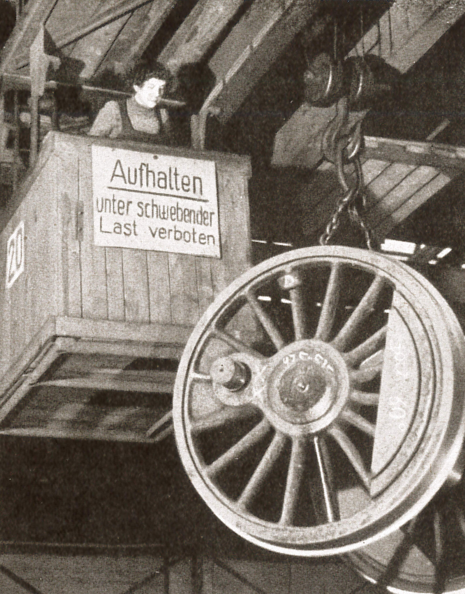 Kranbahn in der Lokhalle mit Kranführerin (Quelle: "50 Jahre RAW, 50 Jahre Arbeiterbewegung", Zwickau, 1958)