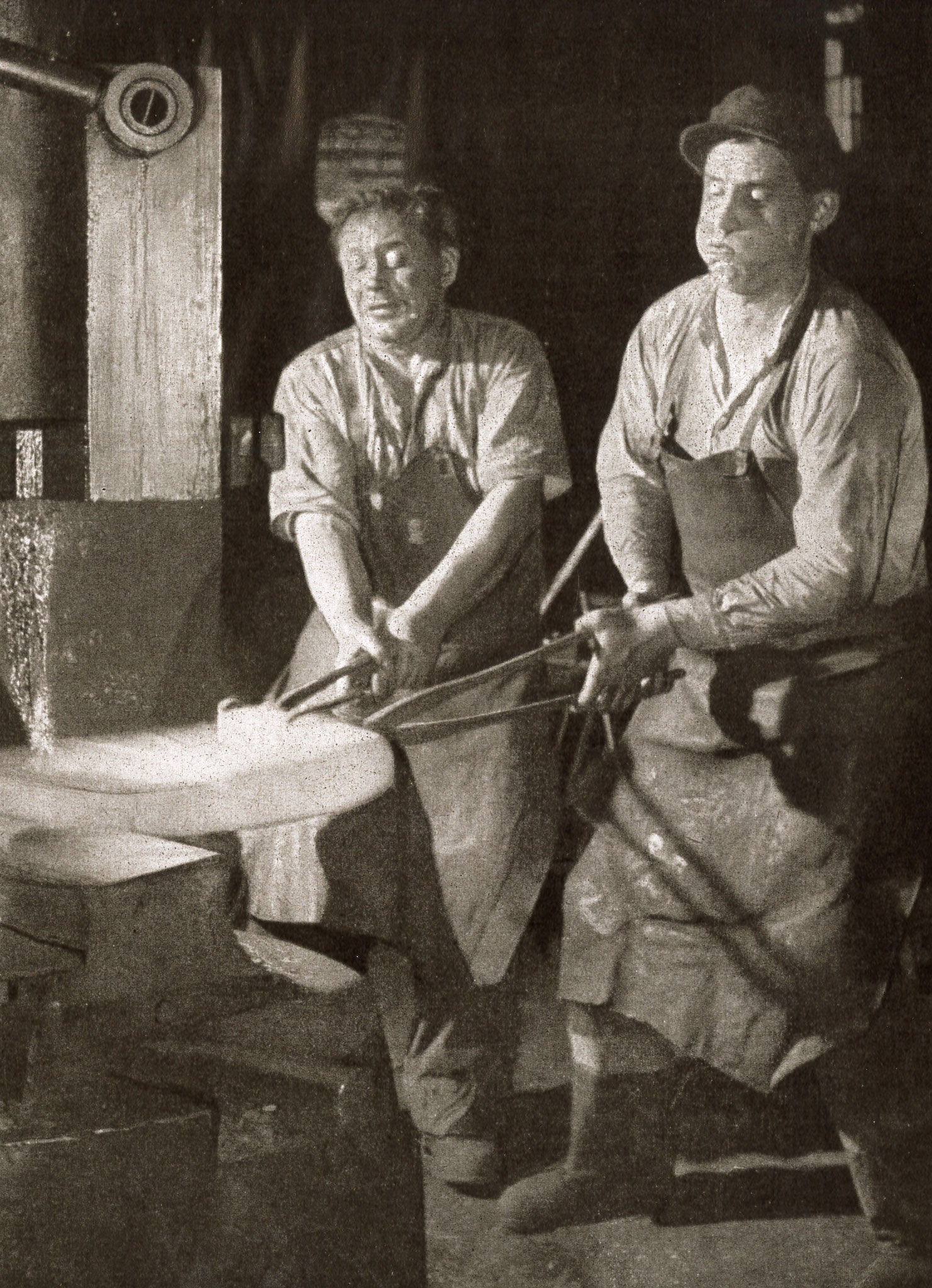 Der Dampfhammer (Quelle: "50 Jahre RAW, 50 Jahre Arbeiterbewegung", Zwickau, 1958 / Fotograf Rogisch-Tunger)