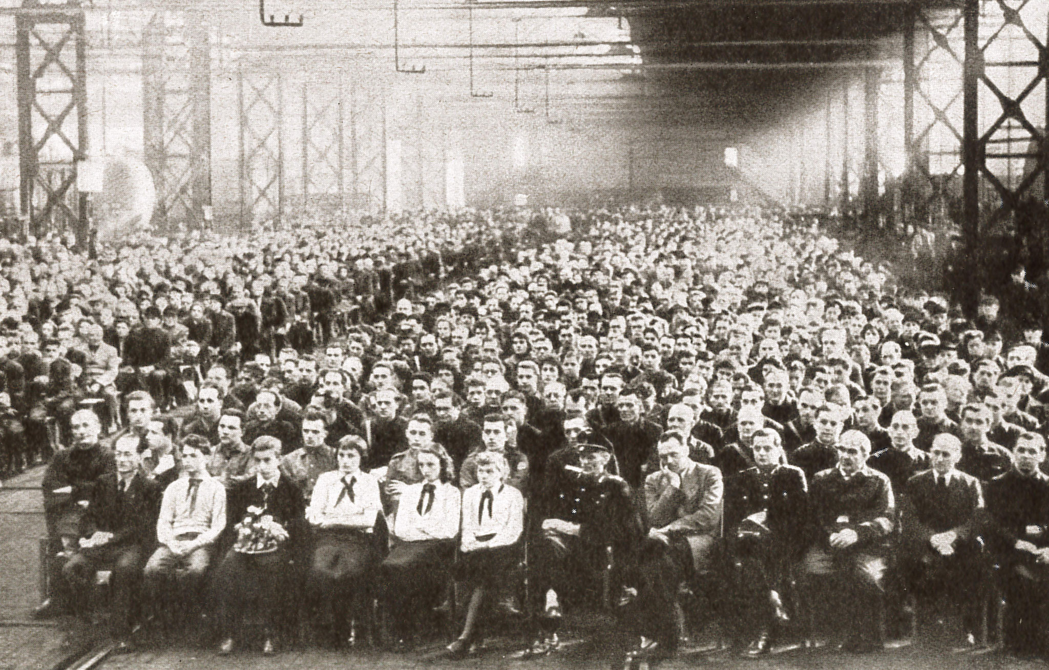 Verleihung des "Bahner der Arbeit" am 14.02.1958 in der Lokhalle (Quelle: "50 Jahre RAW, 50 Jahre Arbeiterbewegung", Zwickau, 1958)