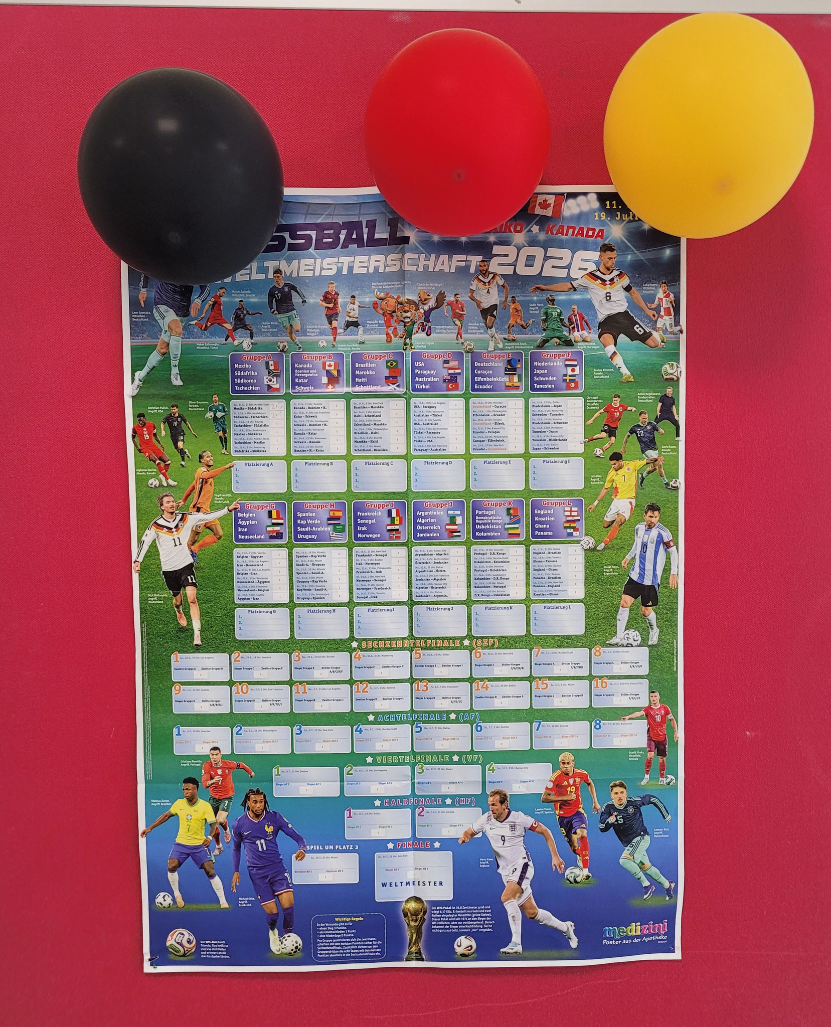 Ein übergroßer Spielplan auf der Pinnwand in der Pausenhalle: Jeden Morgen werden die aktuellen Ergebnisse eingetragen.
