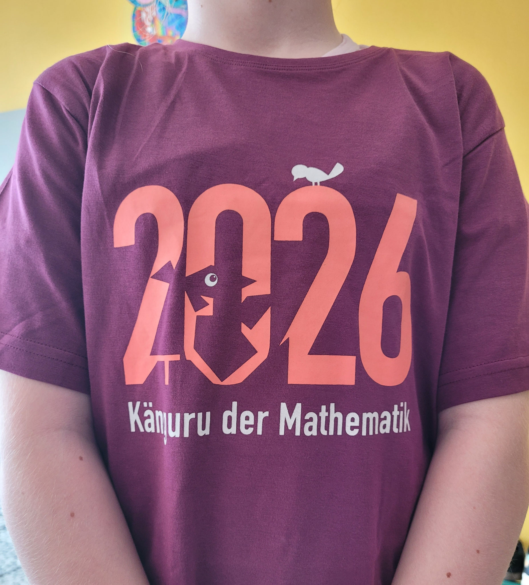 Stolz trug die Schülerin mit den meisten Punkten ihr neues Känguru-T-Shirt.