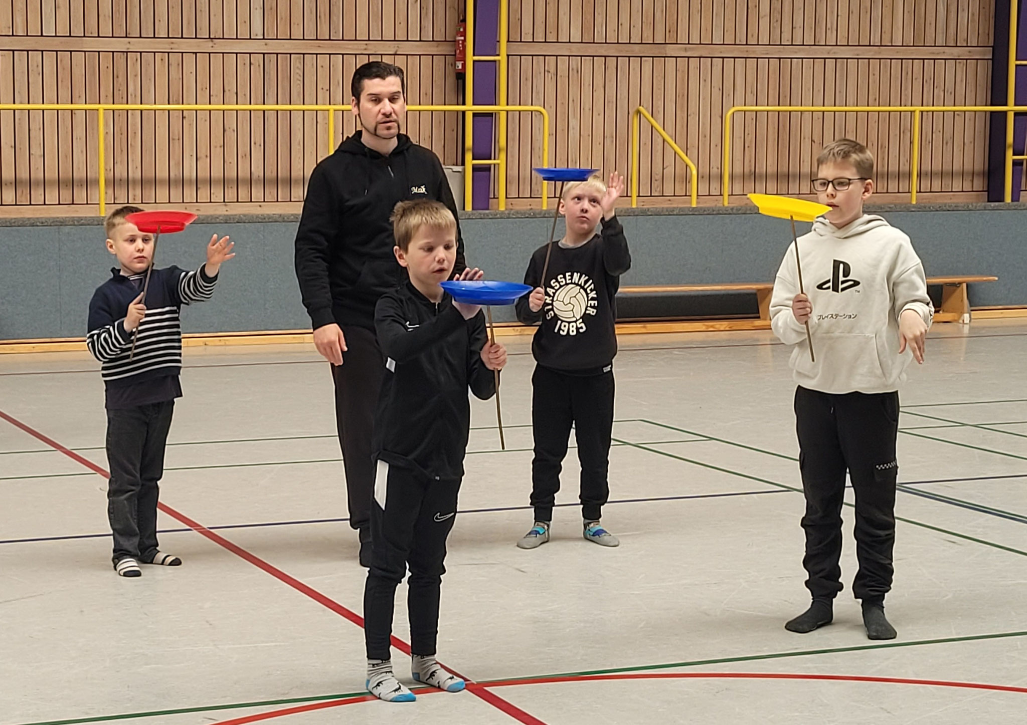Die Jongleure übten, einen Teller auf einem dünnen Stab zu balancieren.