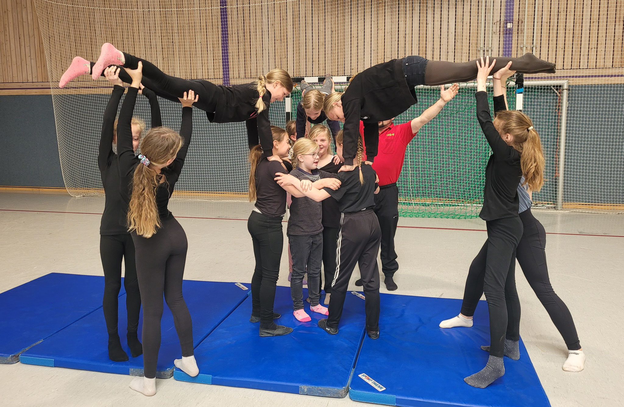 In der Turnhalle wurden erste Kunststücke geprobt.