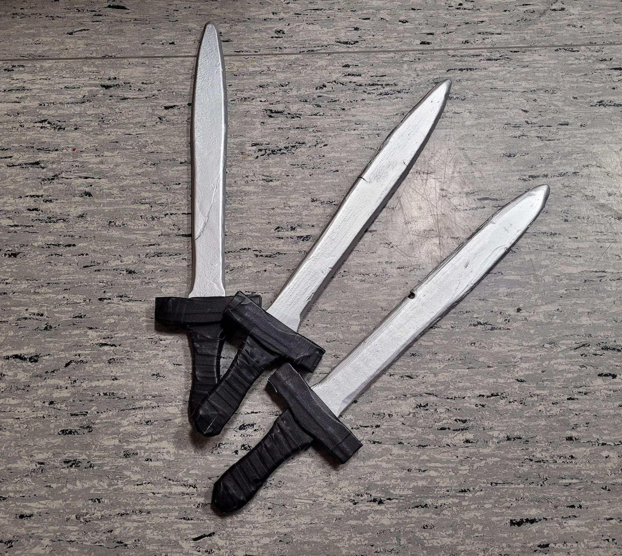 Das wichtigste Utensil für die kriegerische Gruppe um Ares. Die Schwerter sind natürlich nur aus Holz.