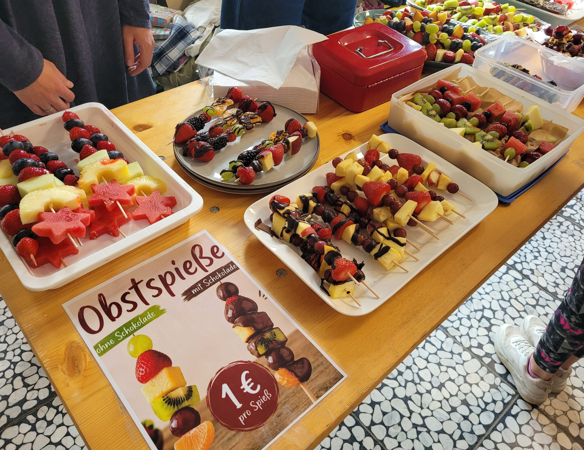 Passend zum Sommer: leckere Obstspieße waren der Renner neben Wurst, Salat und Kuchen am Buffet.