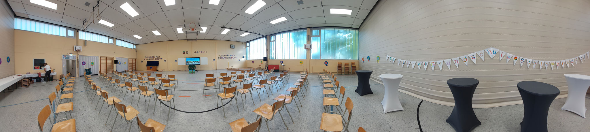 Ein Blick in die Sporthalle vor der offiziellen Feier