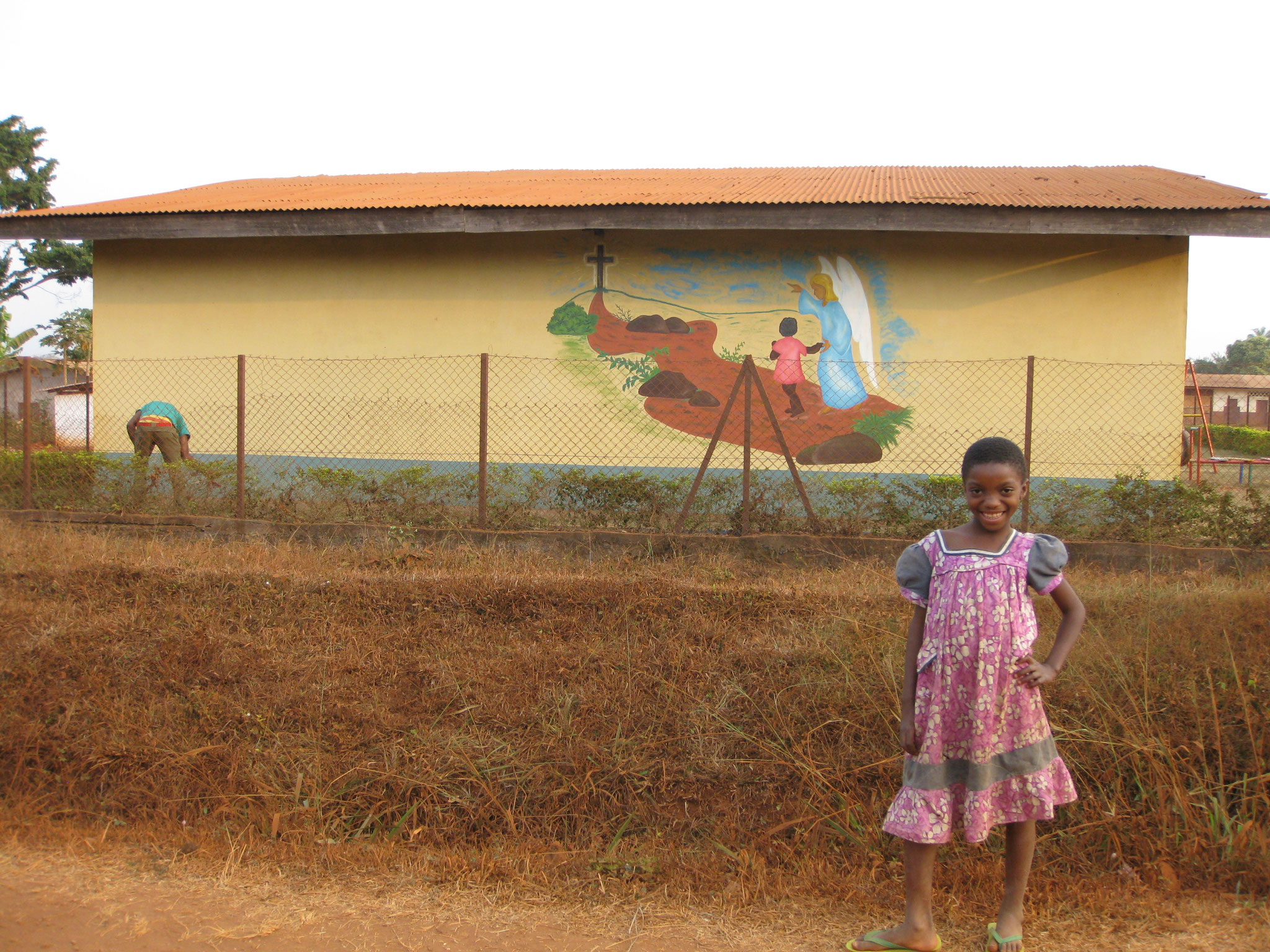 Mädchen vor dem Kindergartengebäude