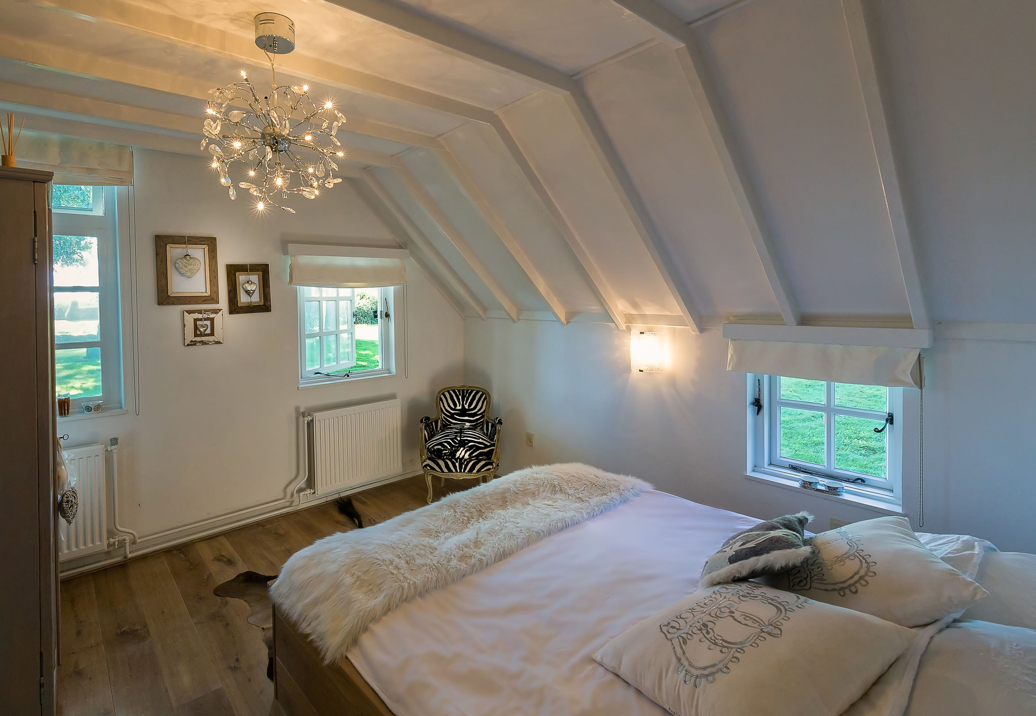 De master bedroom op de begane grond met fabelachtig uitzicht op de vis- en zwemvijver