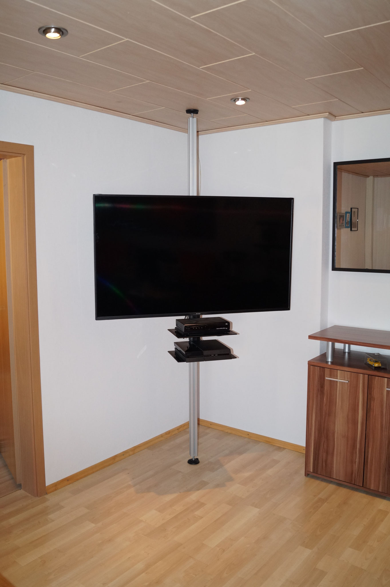 Drehbare TV-Stangen, TV Säulen im Vergleich - uni-prof-24 Drehbare TV-Stangen, TV Säulen im Vergleich - uni-prof-24