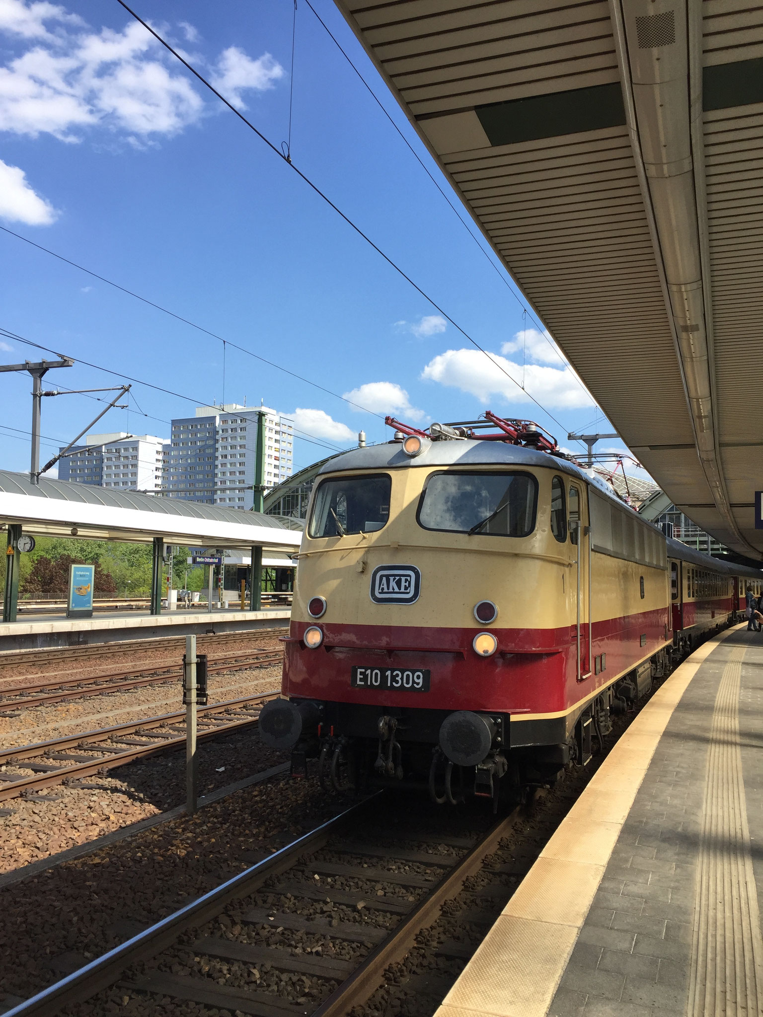 In ihrer alten Farbgebung wird die E10 (BR 103) den Zug mit möglichen 200 km/h ziehen.