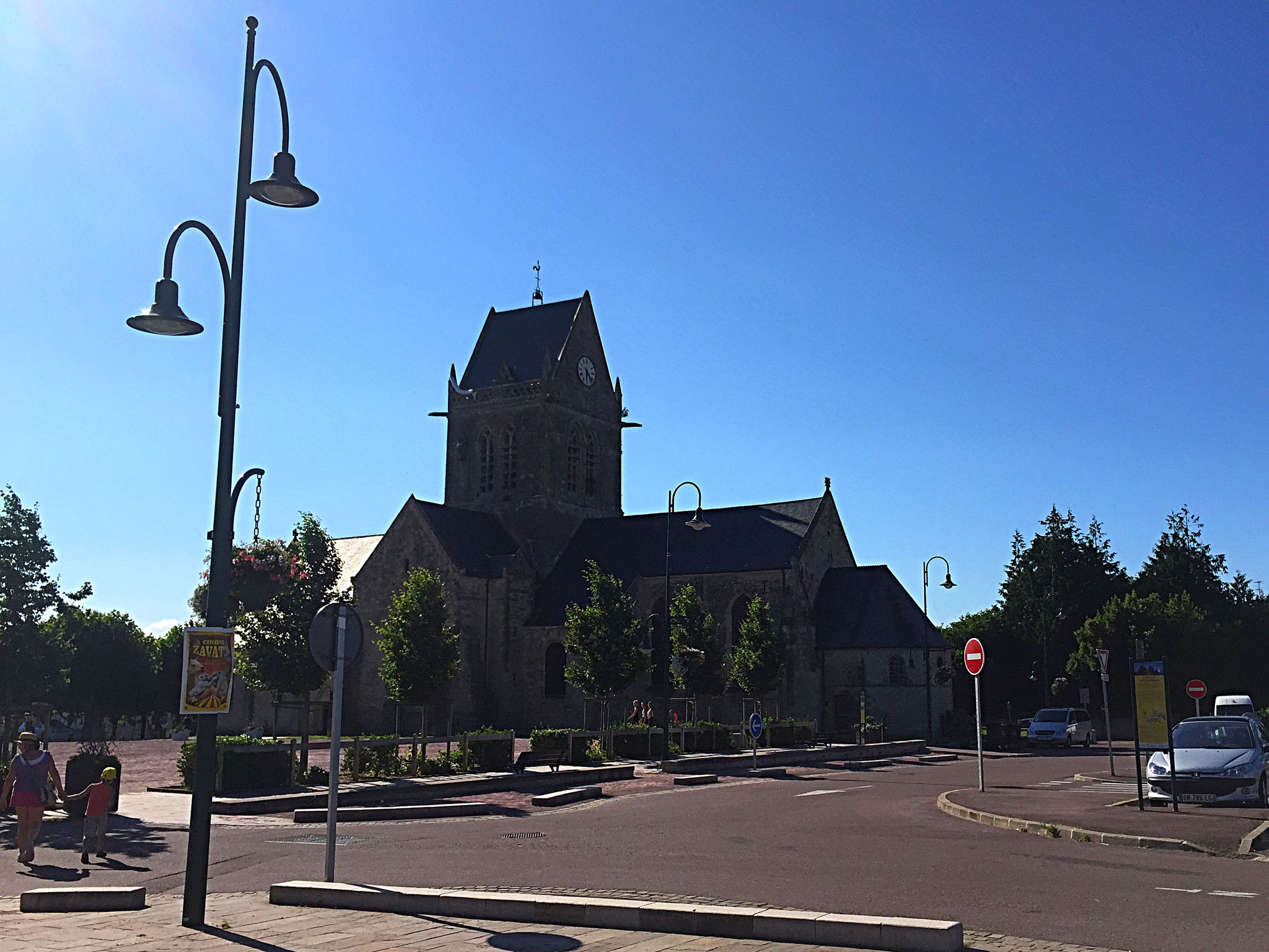 An der berühmten Kirche von Ste-Mere-Eglise hängt bis heute ein Fallschirm-Tuch... auch wenn die Geschichte dazu laut Geschichtsbuch eine Legende ist.