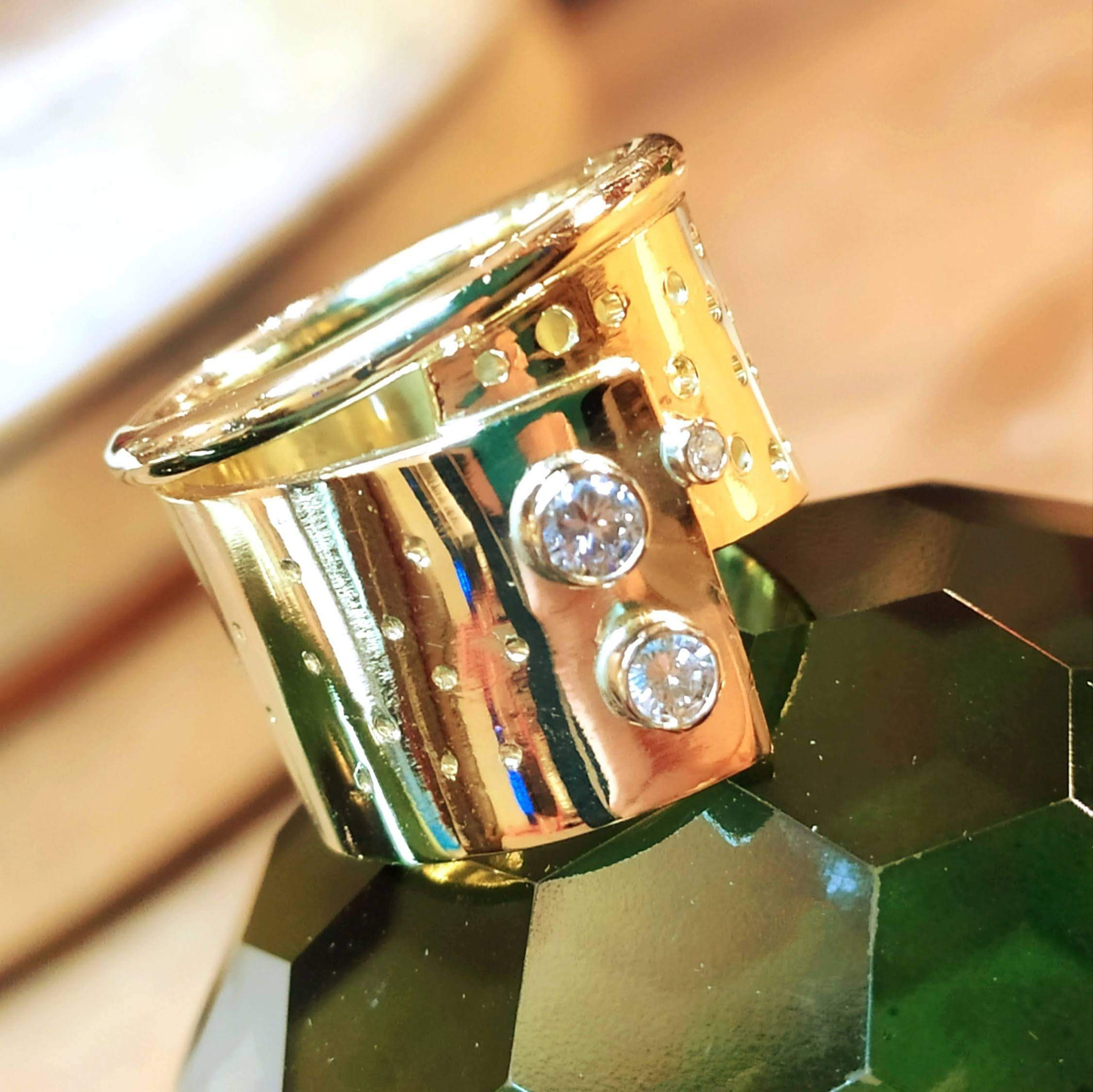 'Glorious-ring', vol symboliek, gemaakt van 'oud goud'.