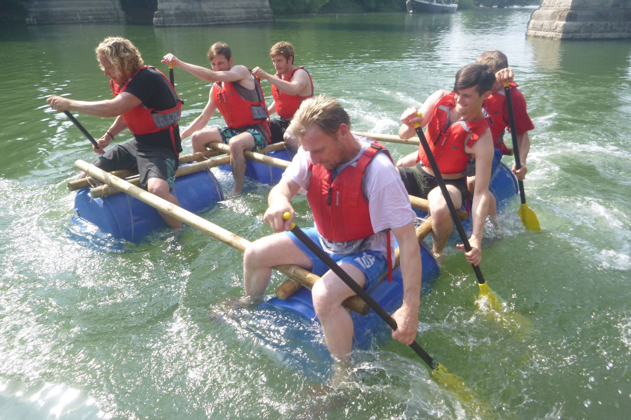 Gemeinsam ein Floß bauen - das abenteuerliche Teambuilding