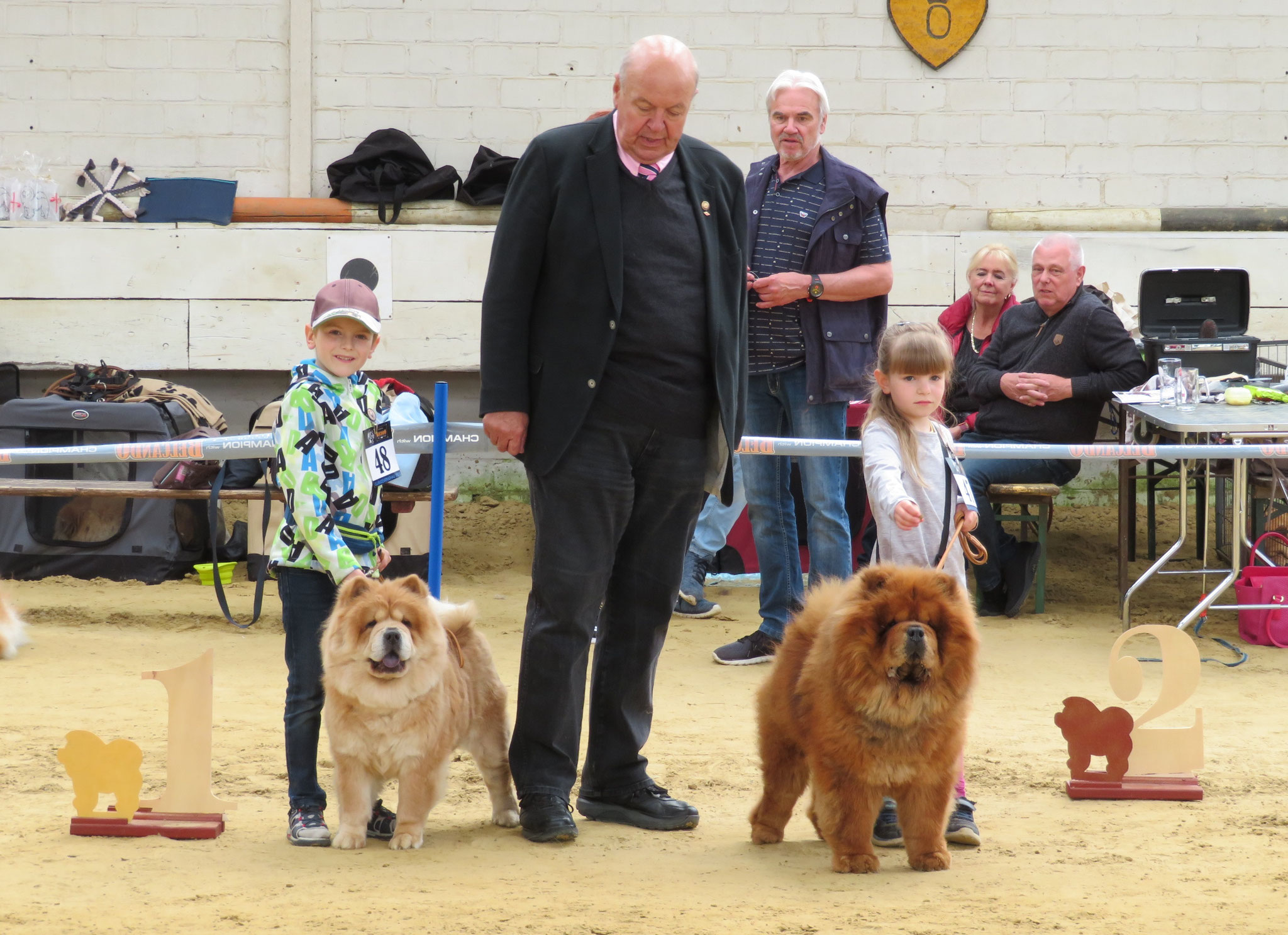Kind und Hund: Jayce und Jolina Kesten
