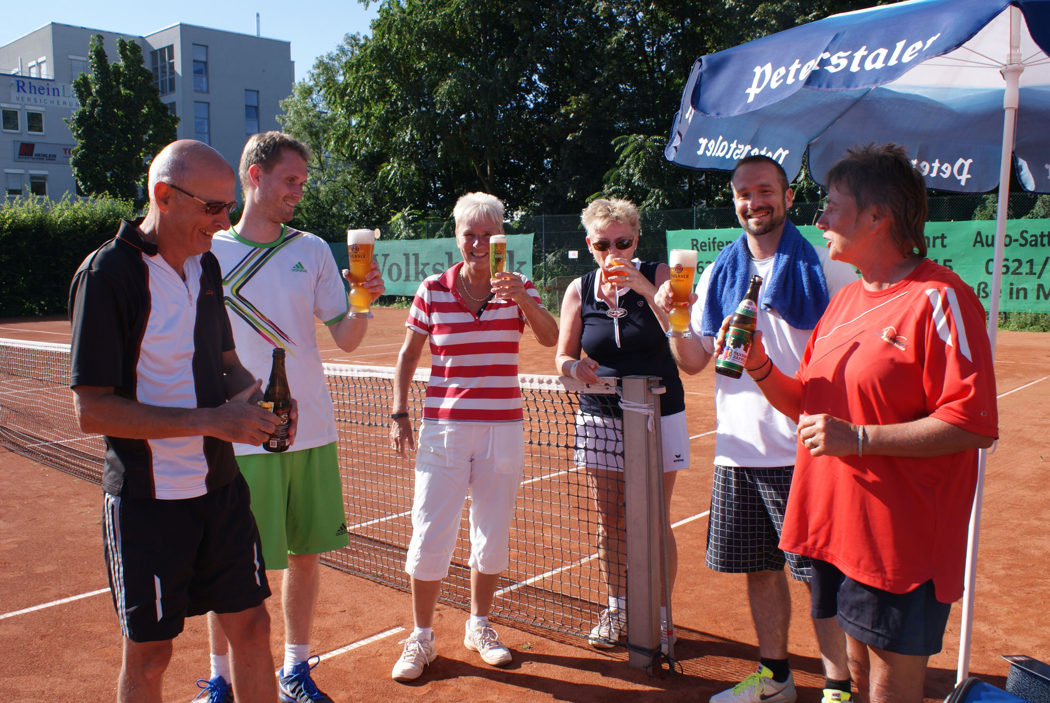 v.l.n.r. Wolfgang Häffner, A. Weinsheimer, B. Roos, M. Weinsheimer, D. Roos, Renate Weiß -nach dem Spiel wurden die bestellten Drinks serviert