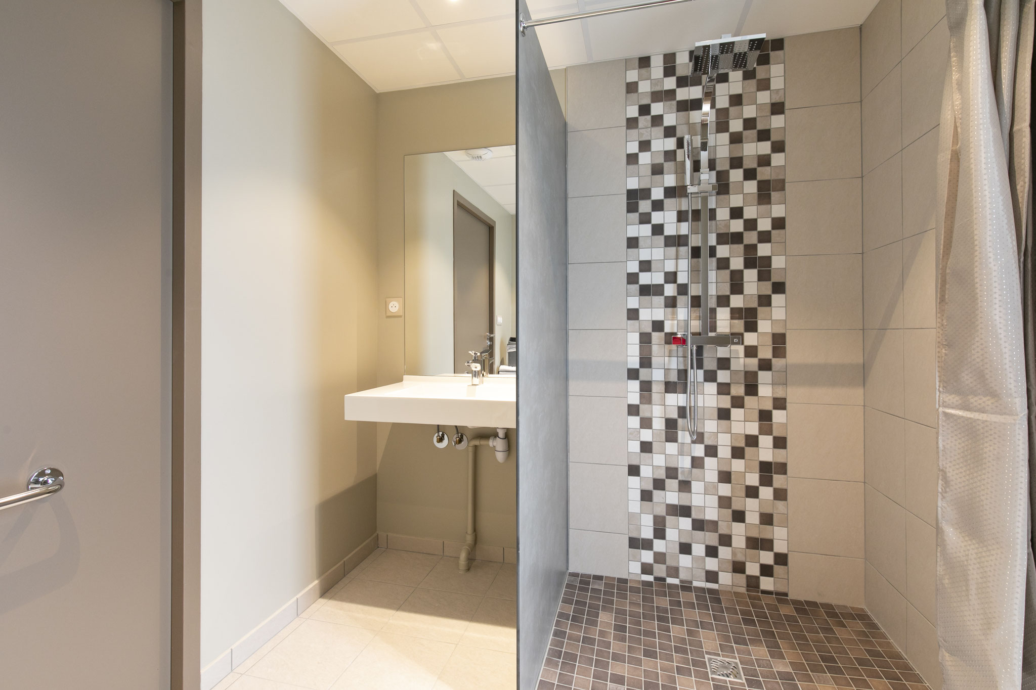 une des 3 salle de bains du grand gîte 11 personnes, location groupe nature Limousin (Magnac-Laval)