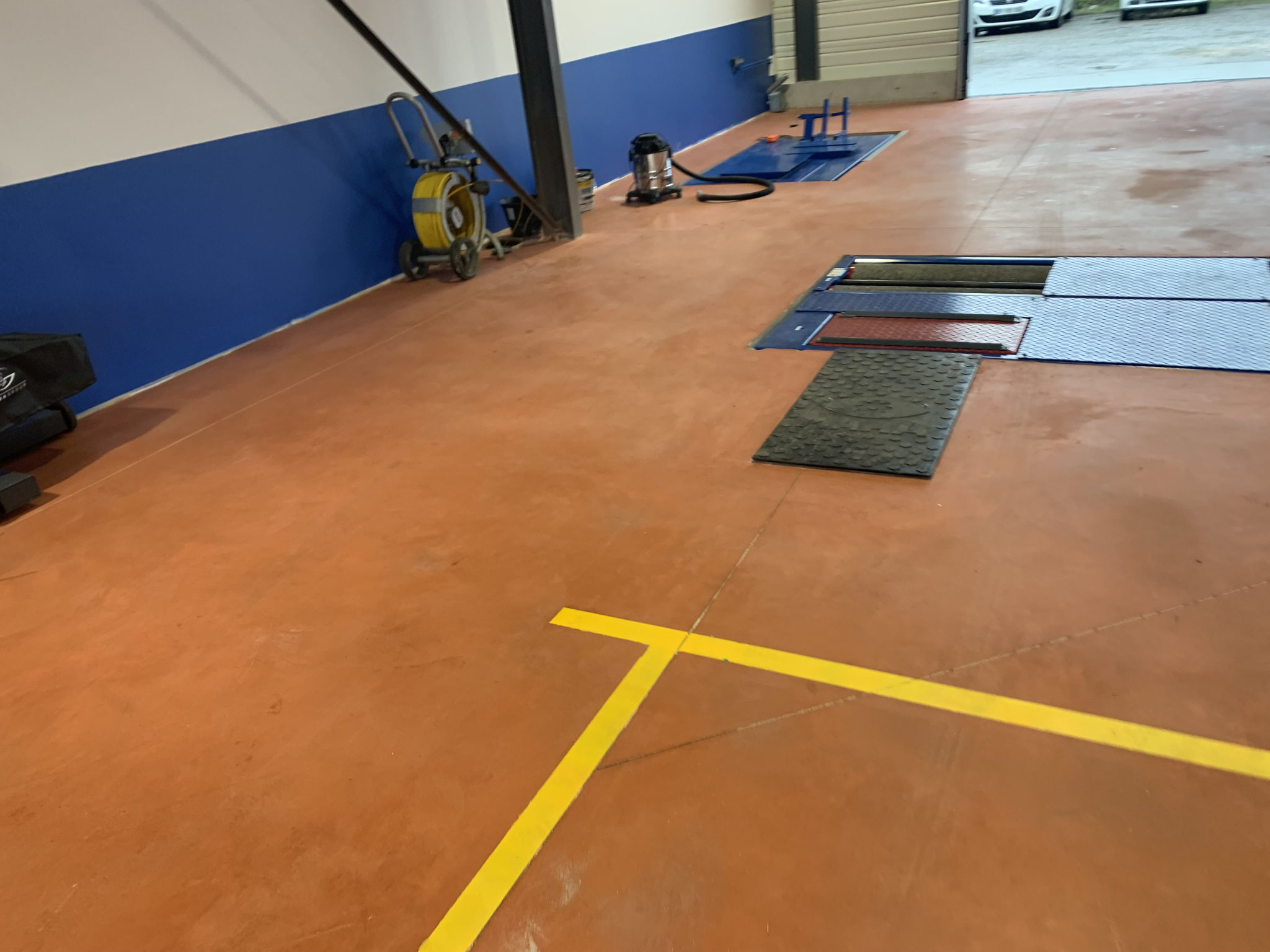 dallage avec finition quartz rouge pour un centre de contrôle technique