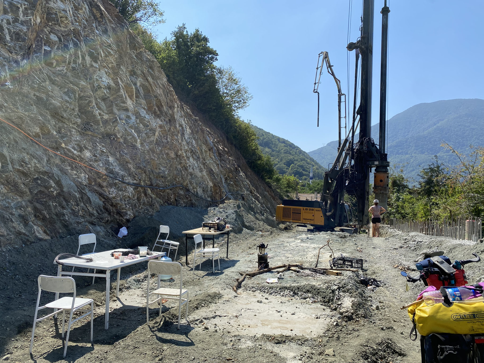 Baustelle...gar kein Problem: die Arbeiter helfen mit die Räder vorbei zu schleppen.