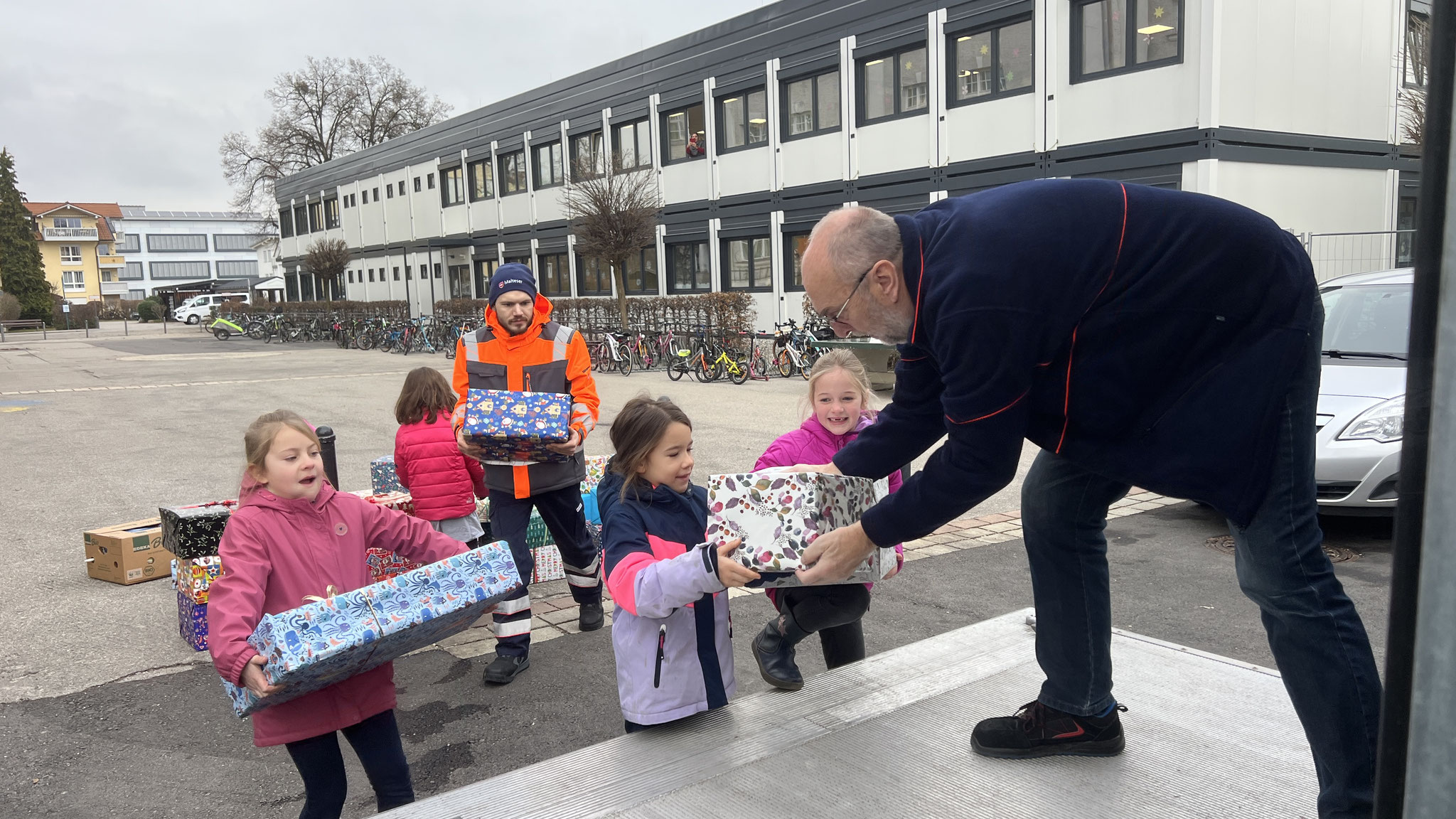 "Einpacken und Glücksbringer werden"