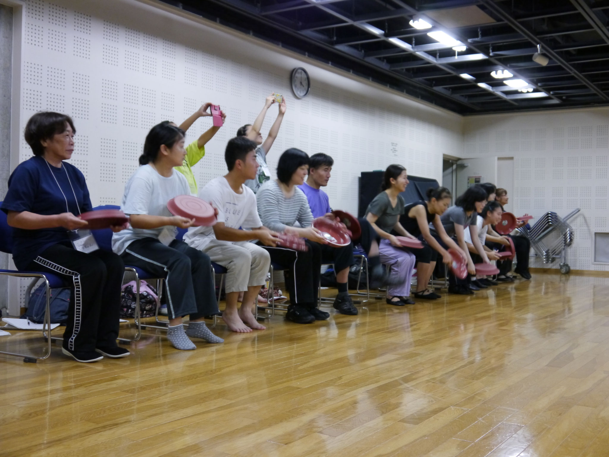 仮の小道具を使ったダンス練習中