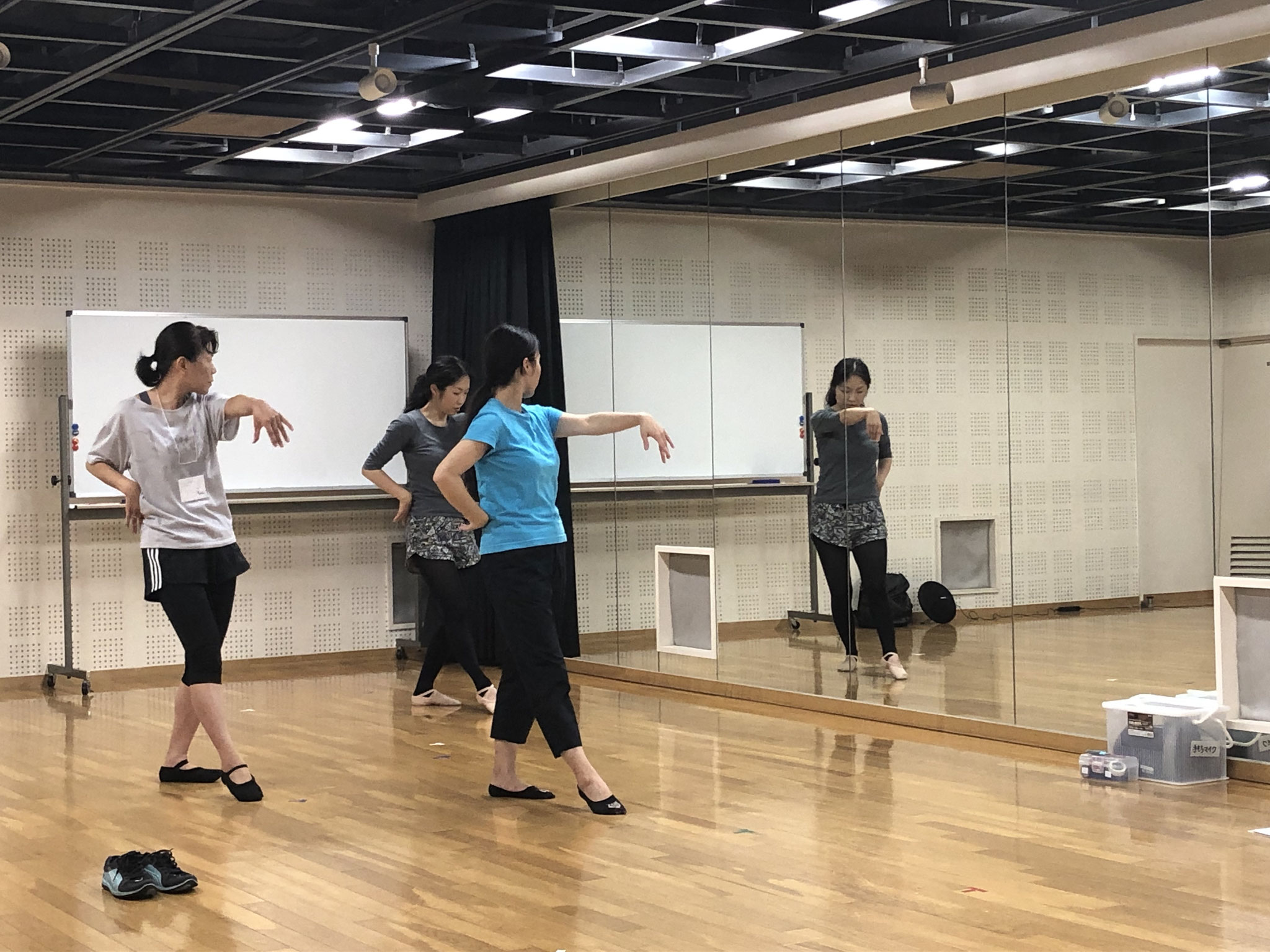 振付もできるまで繰り返し一緒に練習します