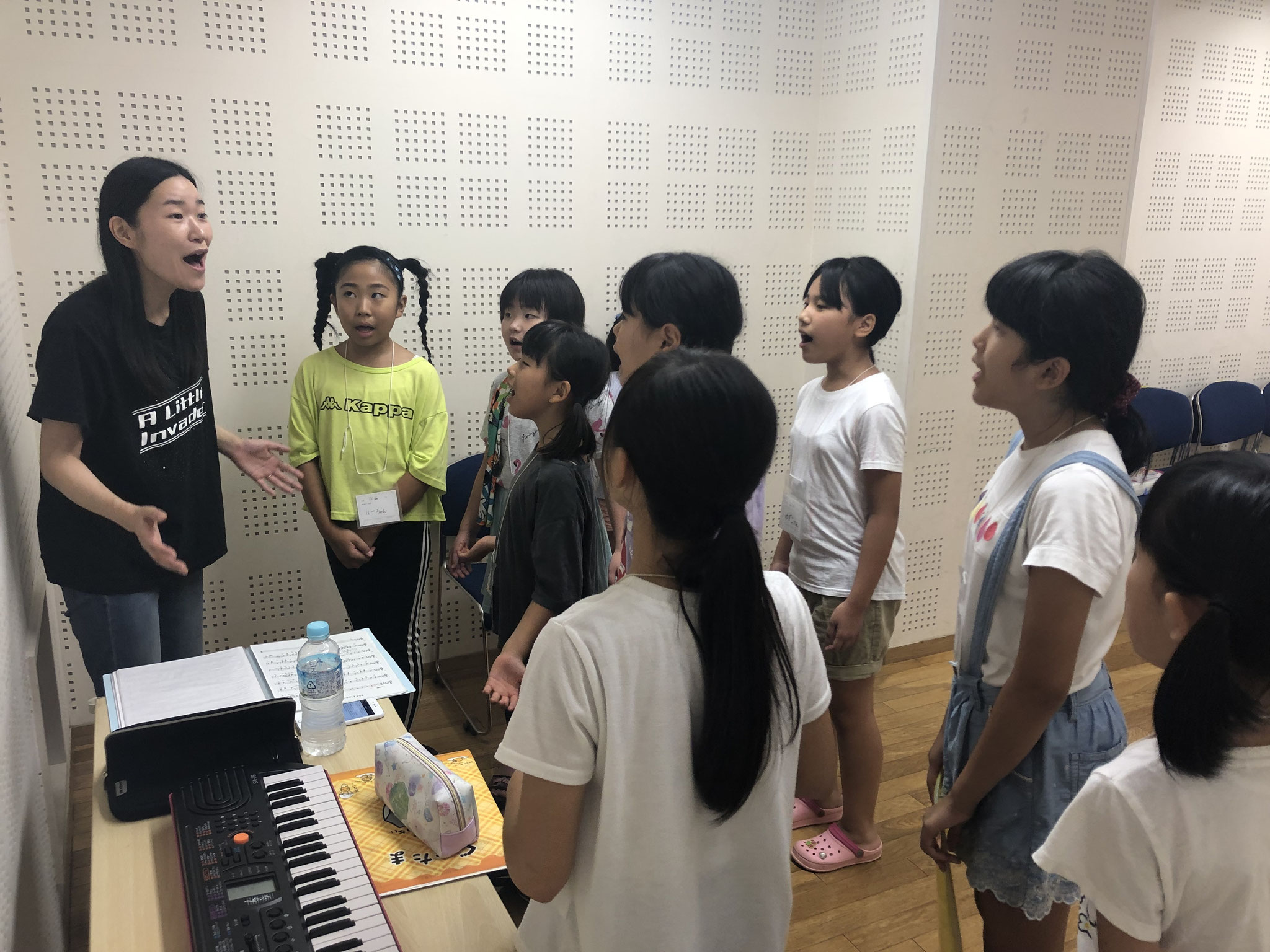 曲のグループごとのボイストレーニング中