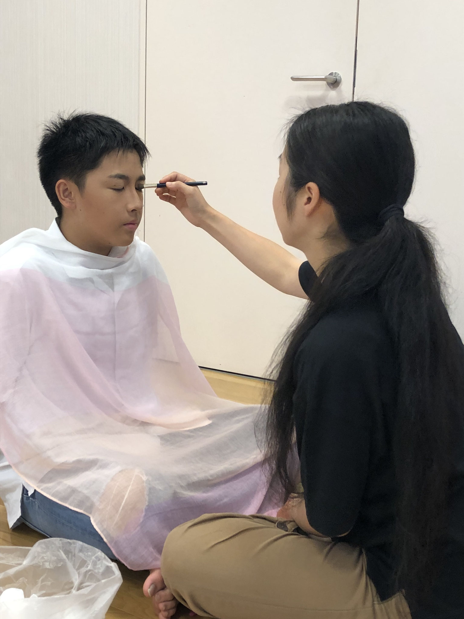 チラシ撮影用にひとりひとりメイク中