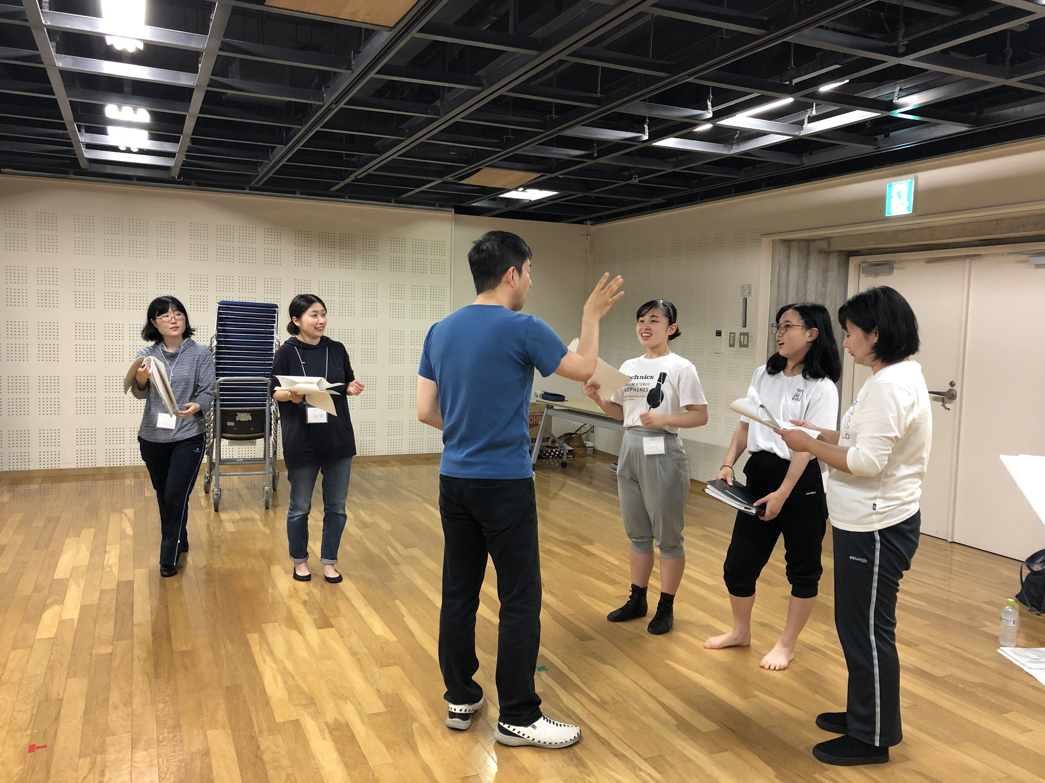 演技指導中　ひとりひとりの表現を引き出していきます