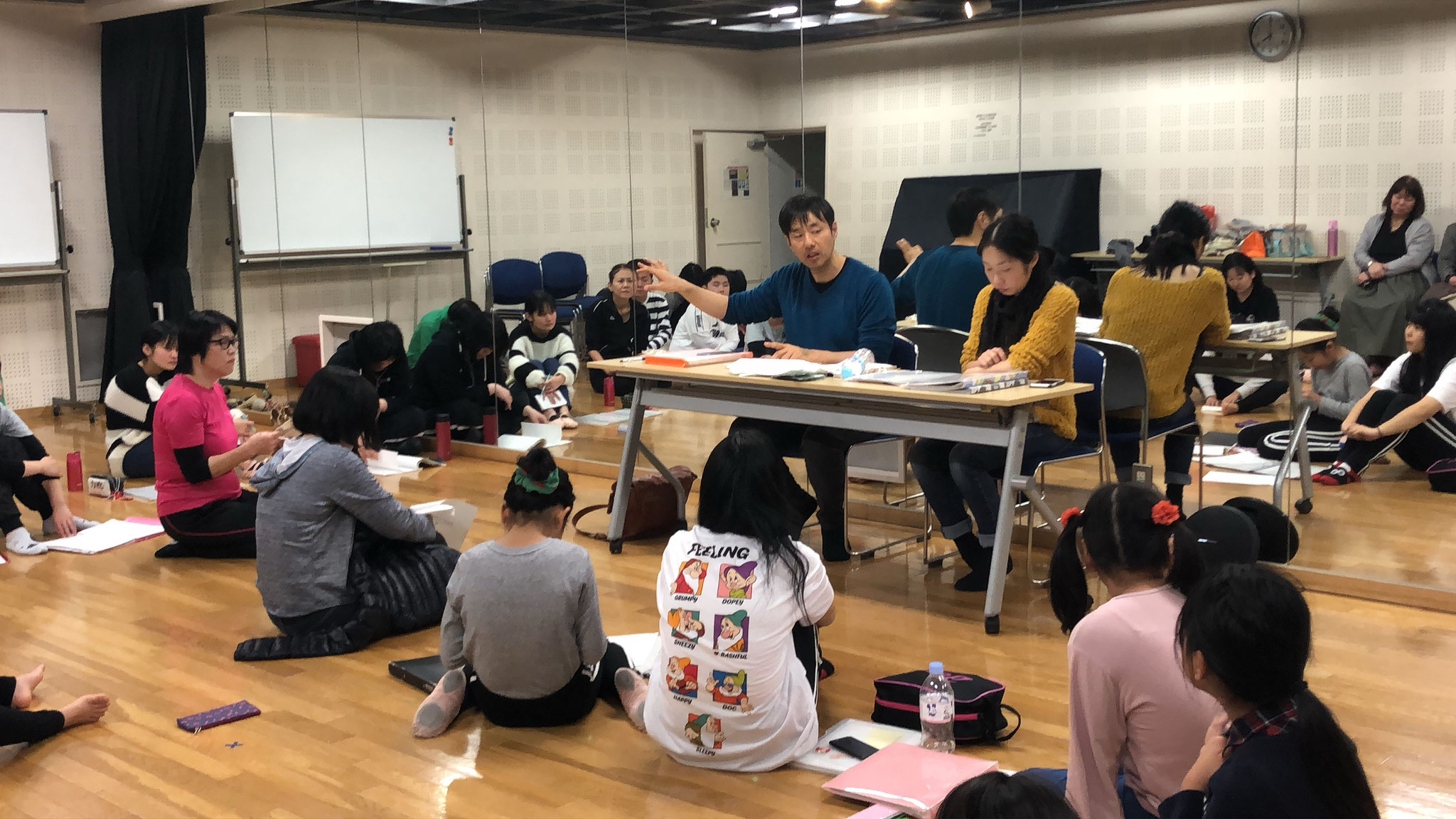通し稽古終わりの指導風景　メモを取る姿も真剣です