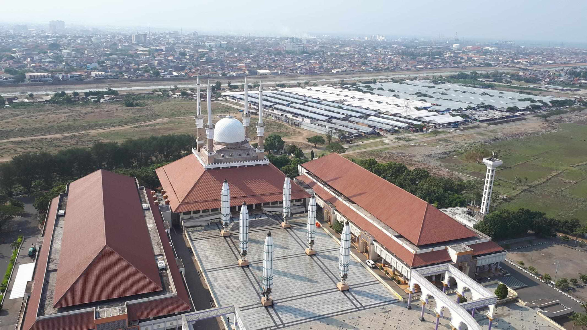 Große Moschee und Markt (rechts im Hintergrund)