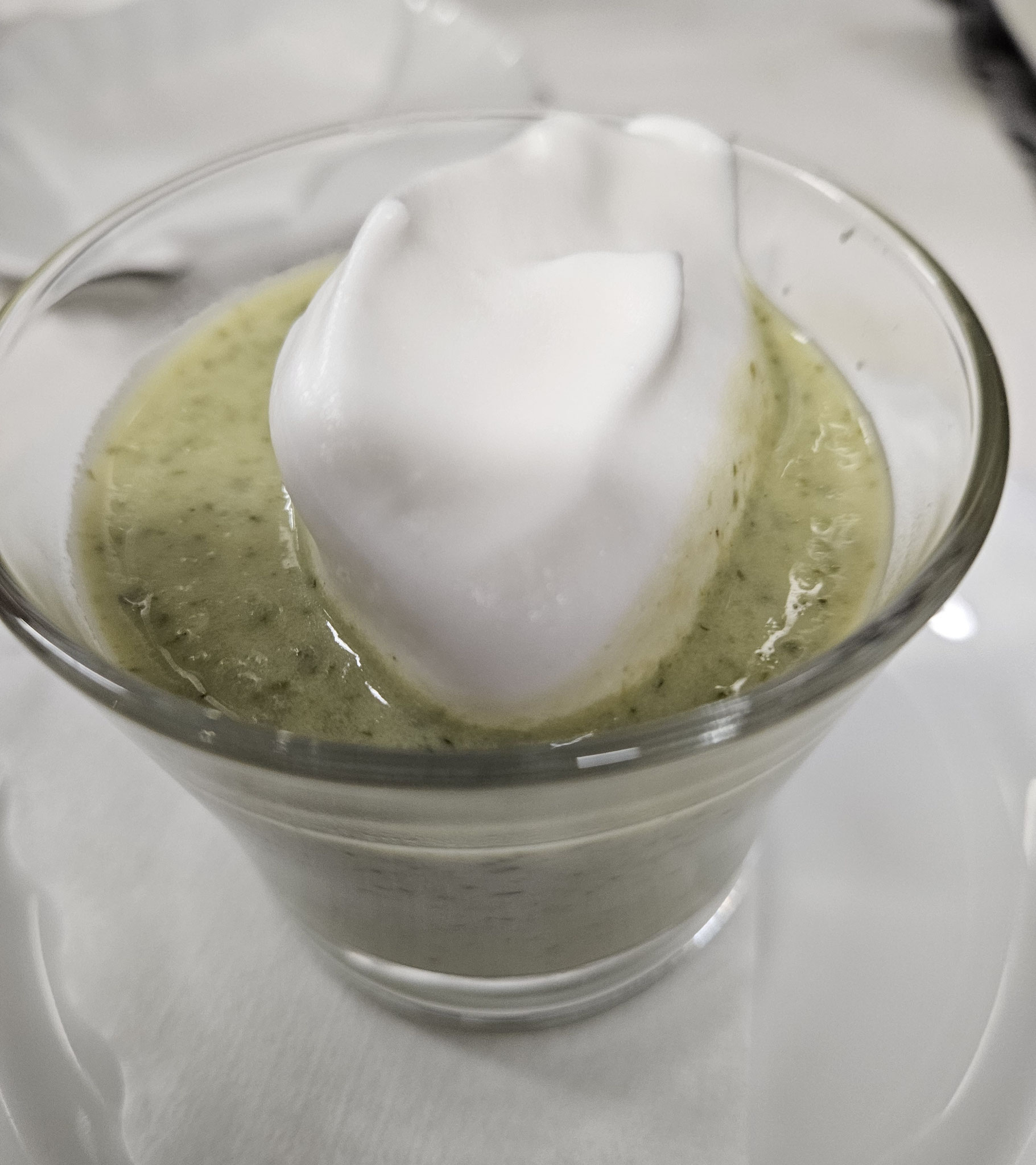 Kräutersüppchen mit Milchschaum