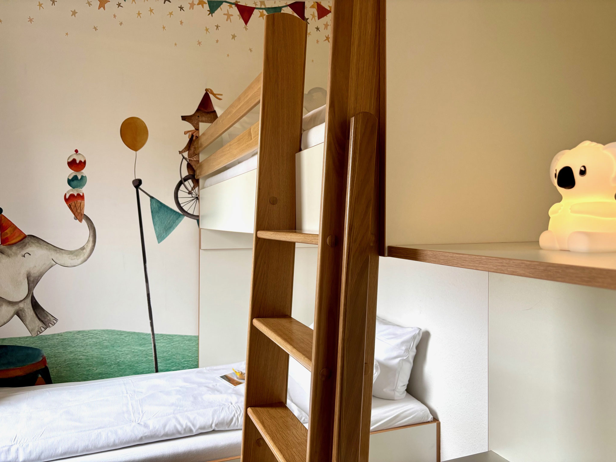 Hochbett im Kinderzimmer