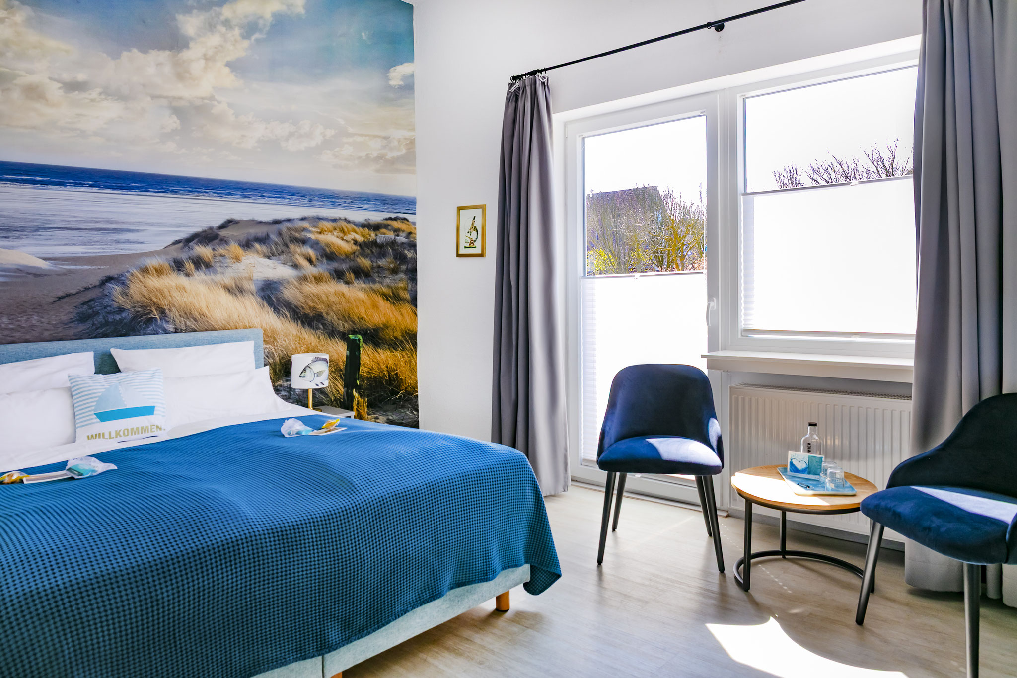 Bett und Sitzecke neben der Terrassentür