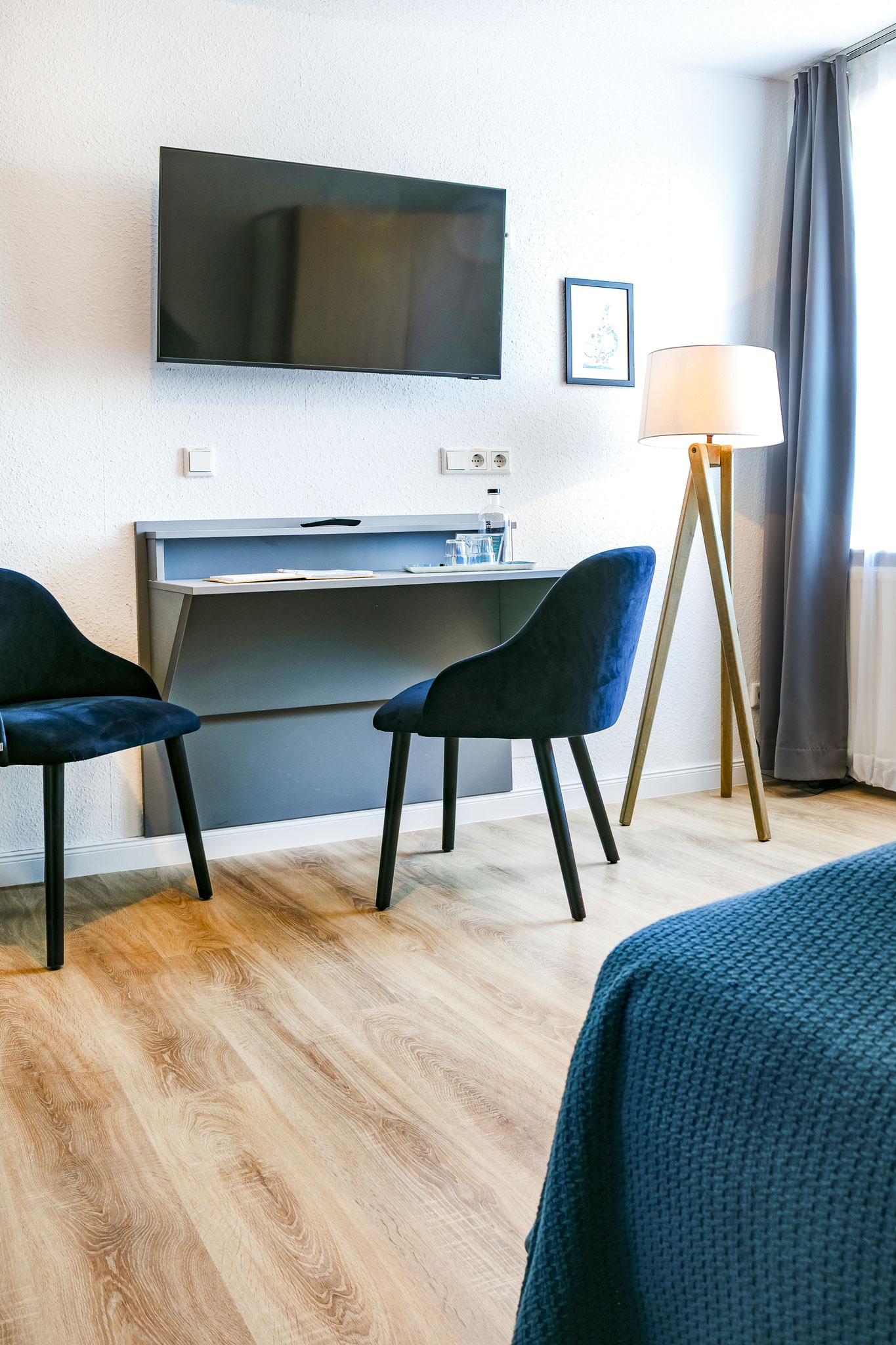 Kleiner Schreibtisch und TV