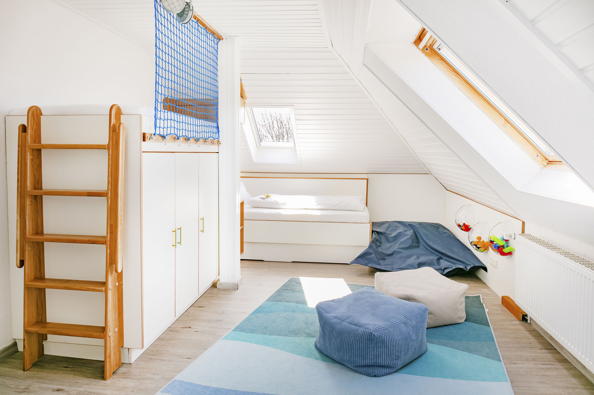 Kinderzimmer mit Hochbett, Einzelbett und Spielemöglichkeiten