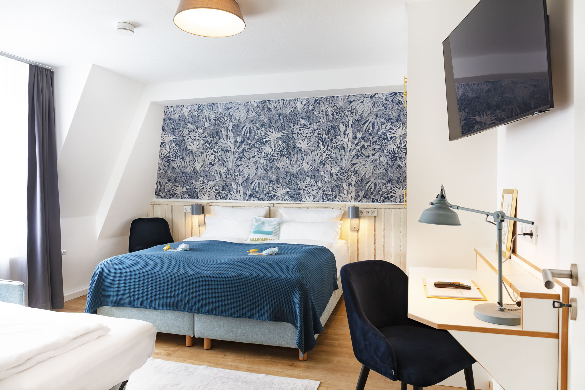 Doppelbett, Schrank und Fernseher