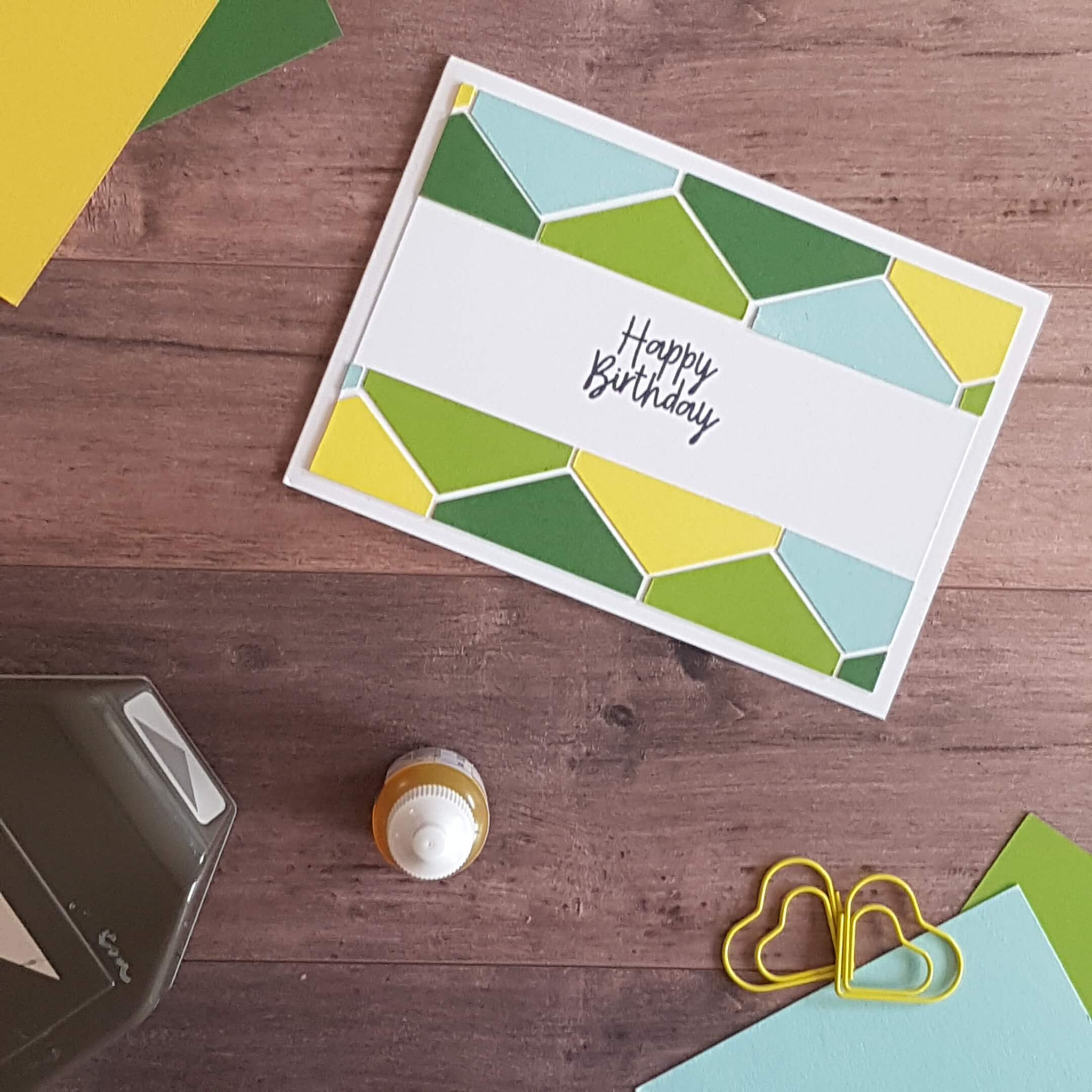 3. Hier habe ich das Muster des Geschenkpapiers aufgenommen - hergestellt mit der Fähnchenstanze (Abfallstücke) von Stampin' Up!