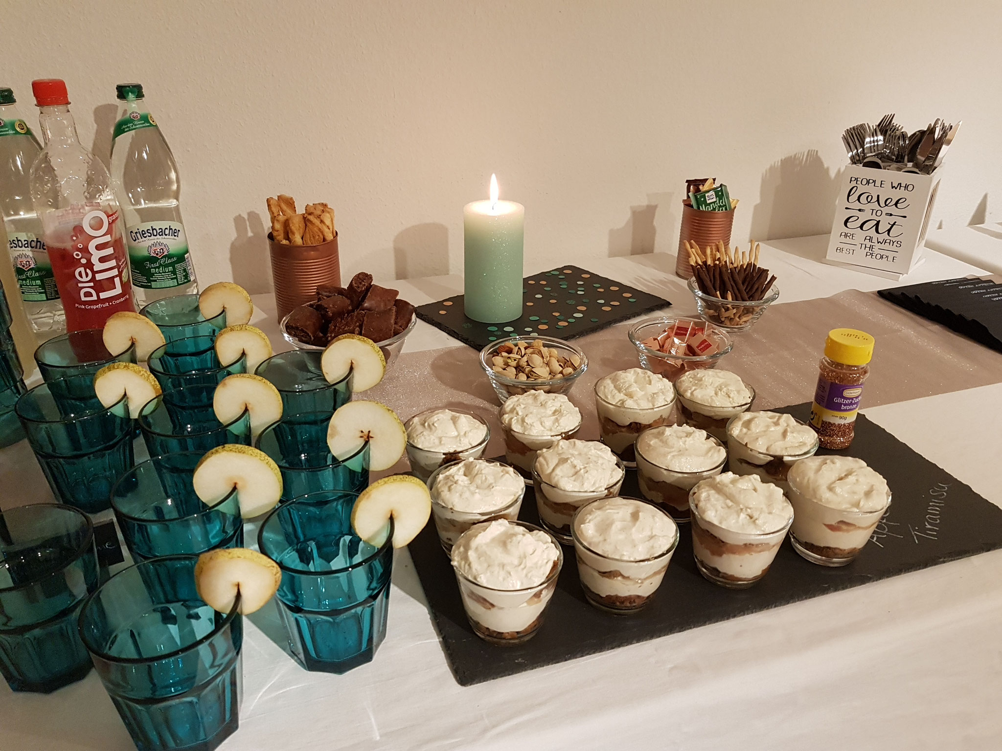 Apfel-Tiramisu und der hammerleckere Cocktail "Lillet-Winter-Thyme"...