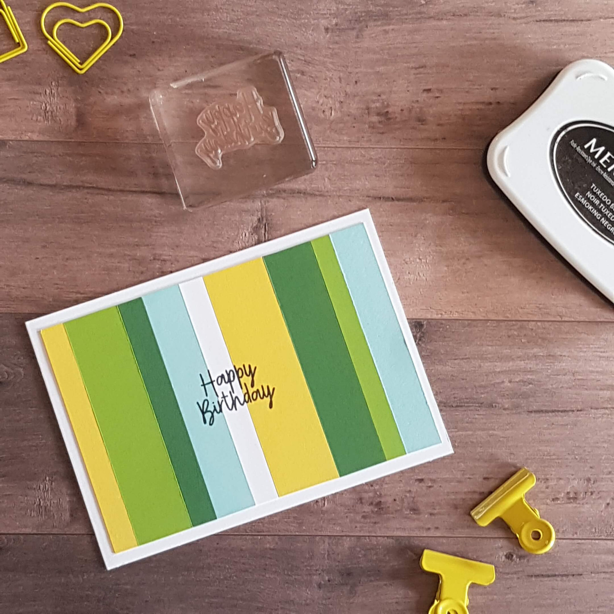 4. Das farblich passende Papier in verschieden breite Streifen schneiden und aufkleben! Eignet sich super zur Resteverwertung!