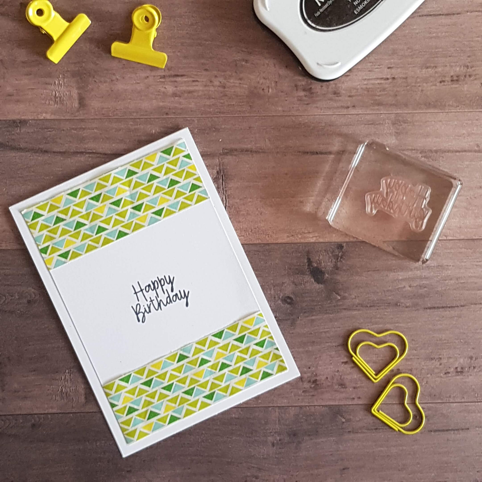 1. Einfach einen Streifen Geschenkpapier an den oberen und unteren Rand der Karte geklebt, Stempel drauf, fertig!