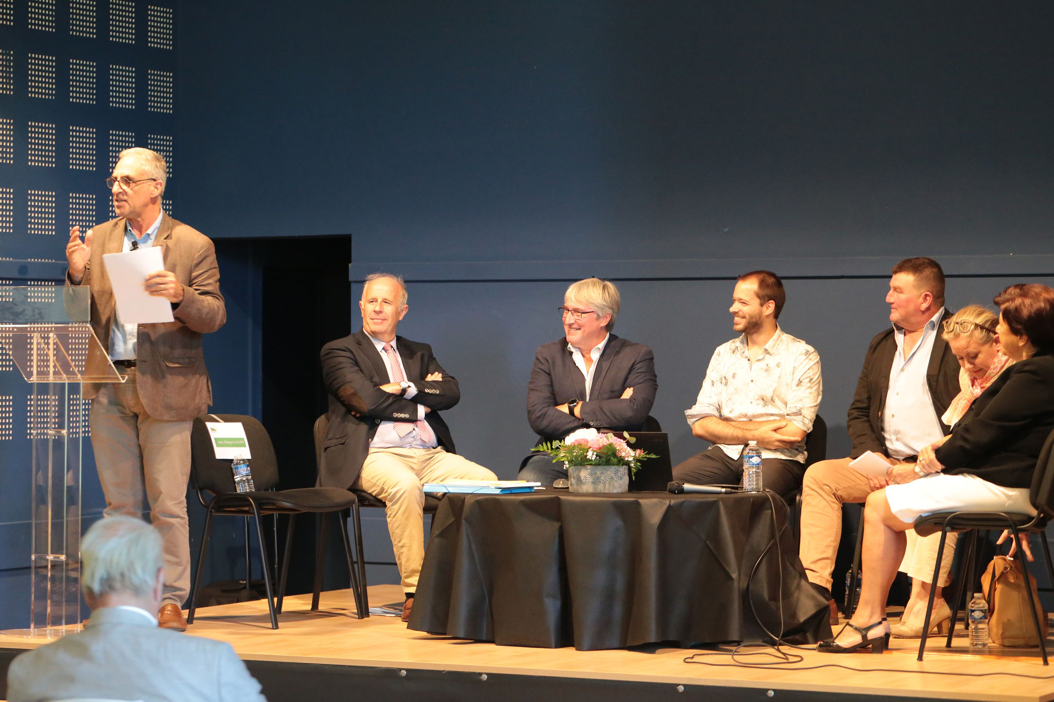 Conférence débat animée par M.OUVRY, Directeur de l'AREAS. Les conférenciers (de gauche à droite) M. BLOC, M. COSTA, M. PARIZEL, M. DILARD, Mme BIDAULT et Mme PIMONT.