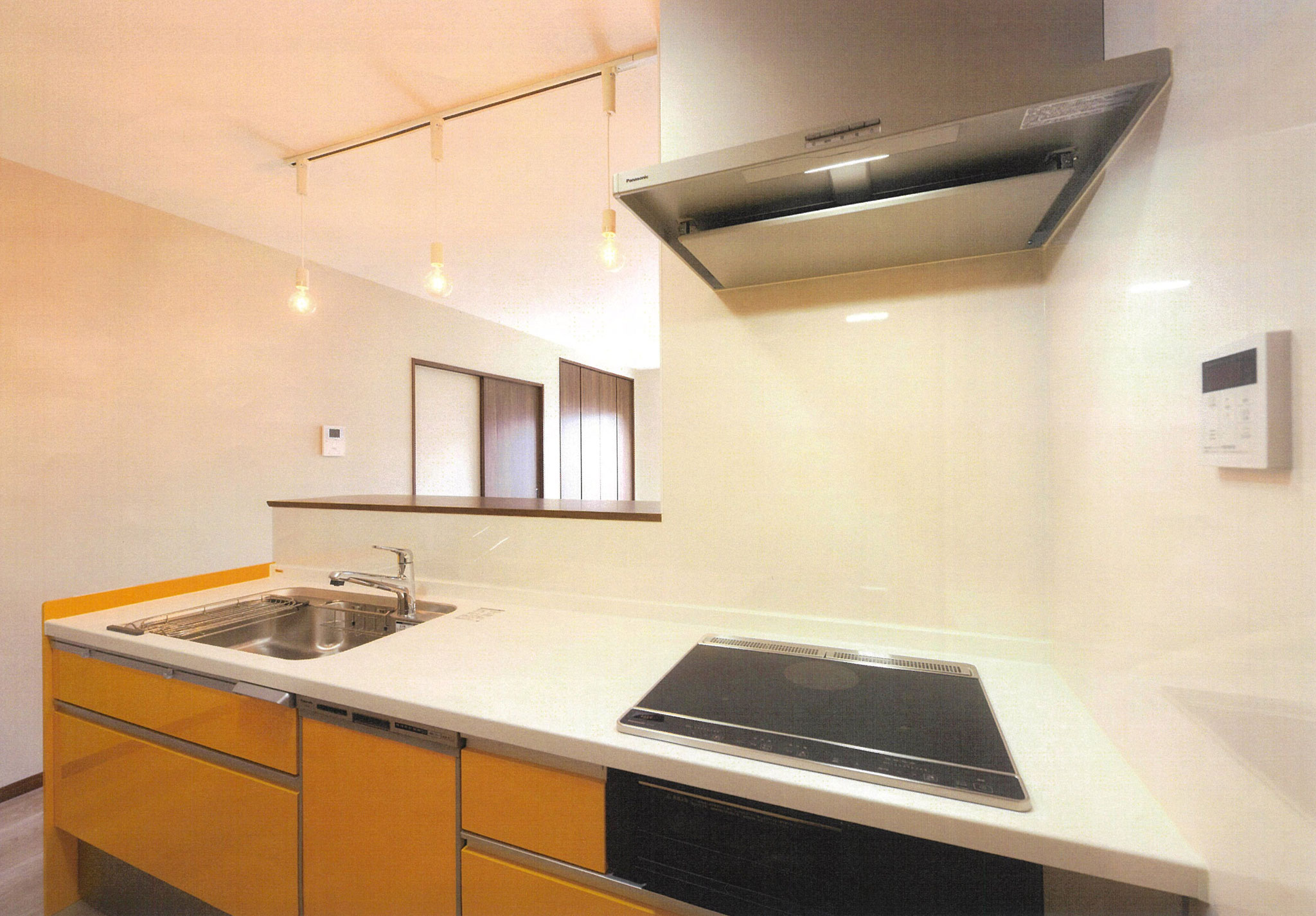 マンゴカラーの対面式システムキッチン