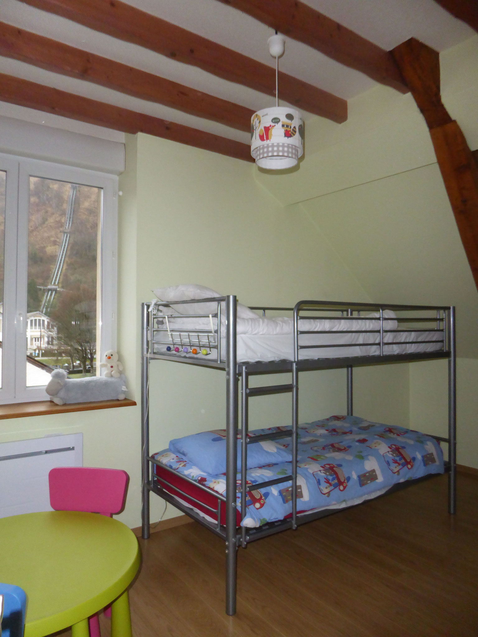 La chambre avec lits superposés en 90, matelas neufs