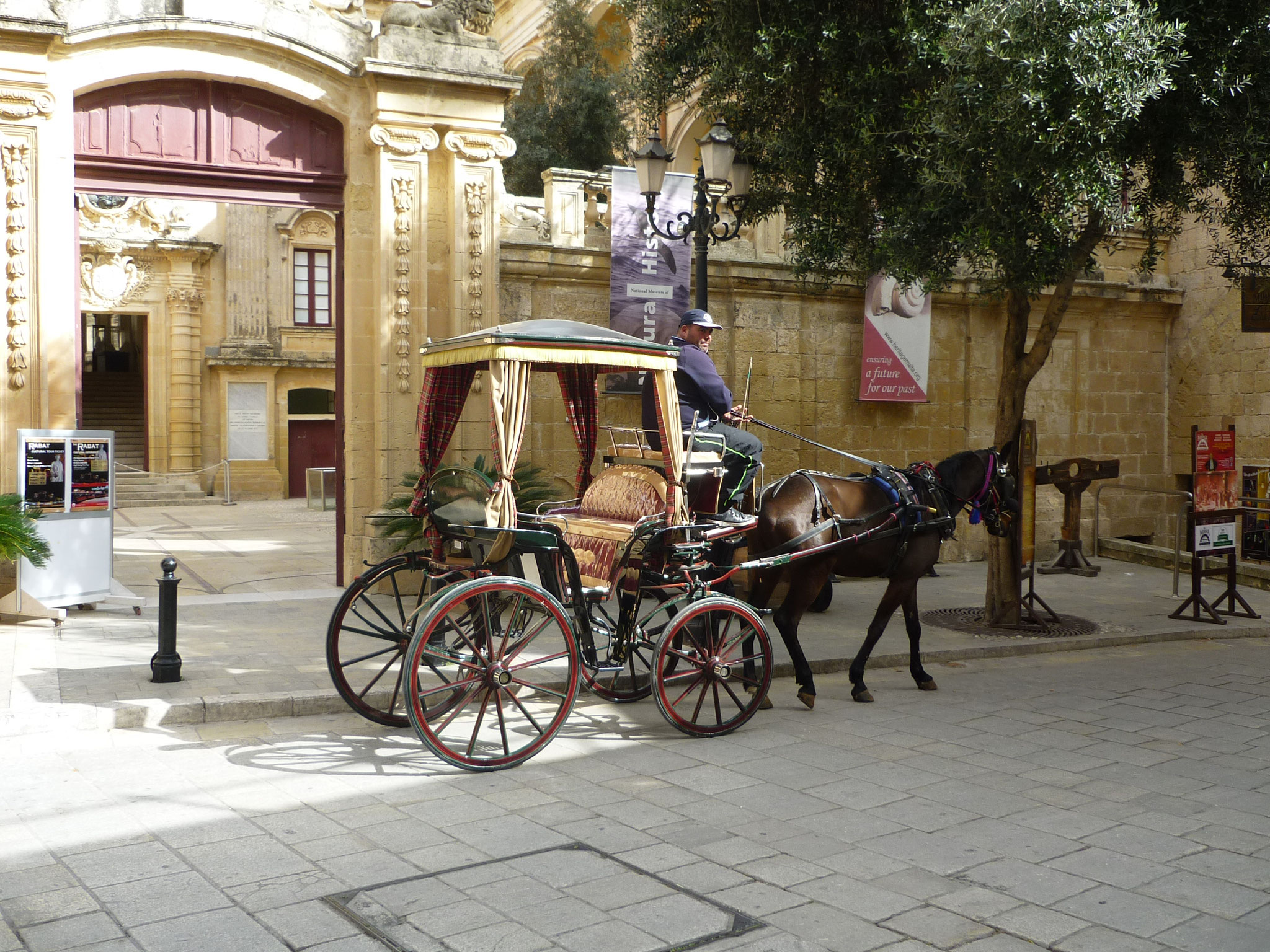 Malta, Fiaker in Rabat 2016 · Μάλτα, Ραμπάτ, αμαξάκι.