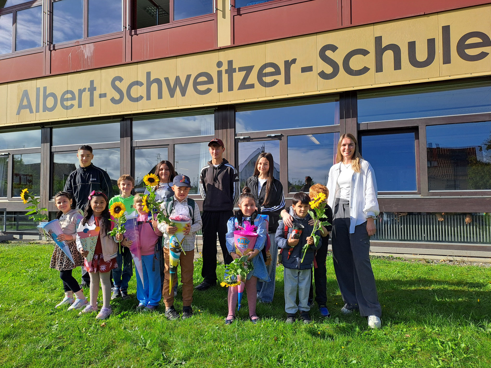 Die neuen Erstklässler mit Paten und der Klassenlehrerin Frau Heim